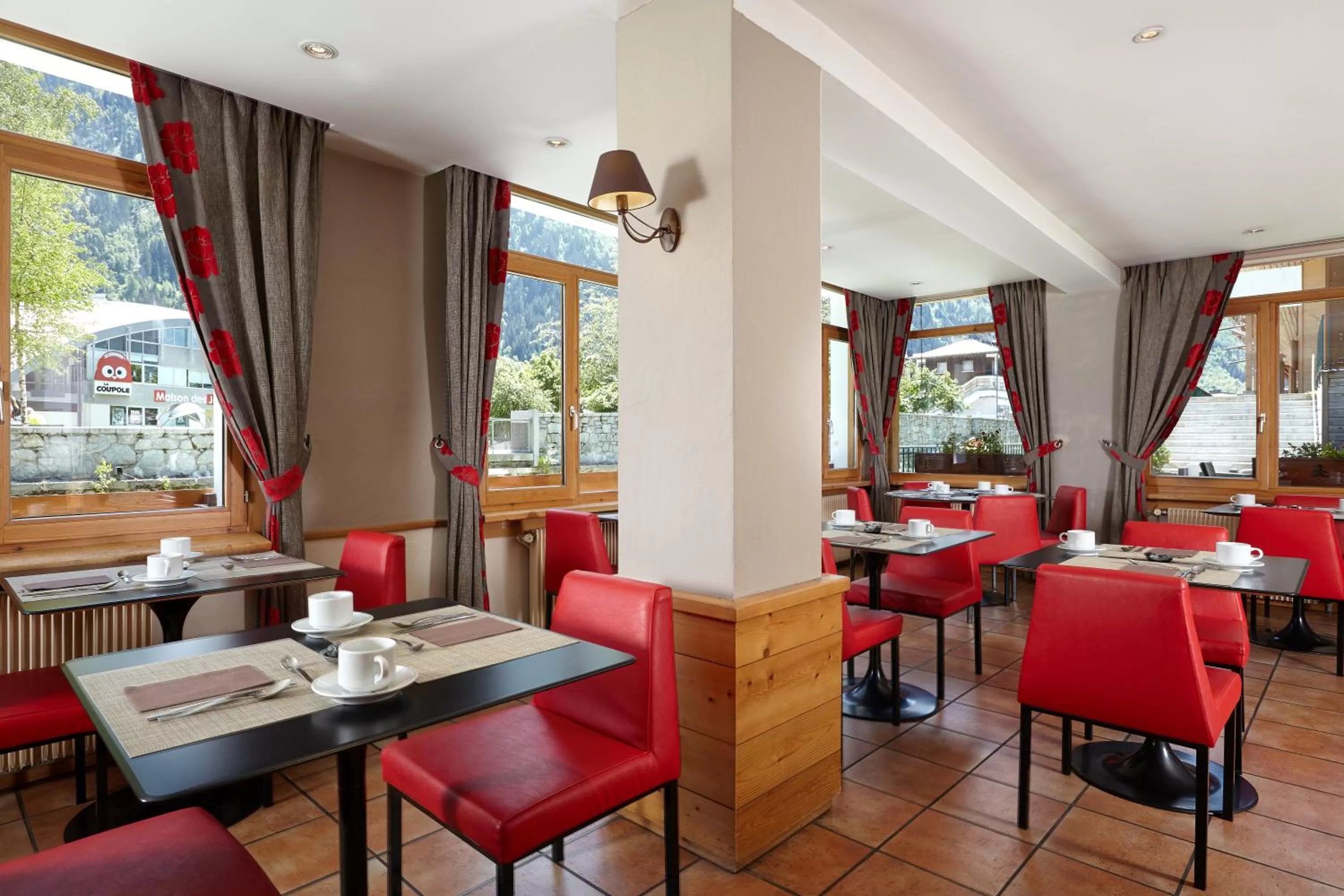 Restaurant/places to eat in Hôtel de L'Arve by HappyCulture