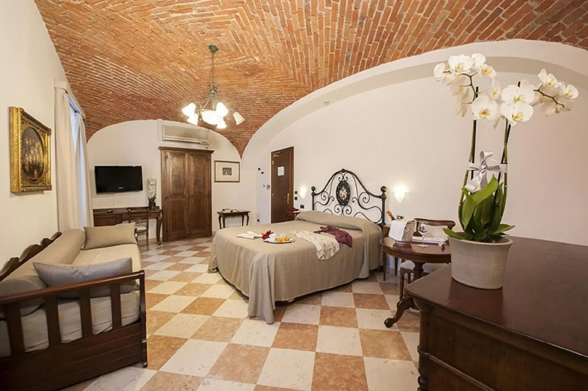 Bed in Albergo La Corte Albertina Bed in Albergo La Corte Albertina