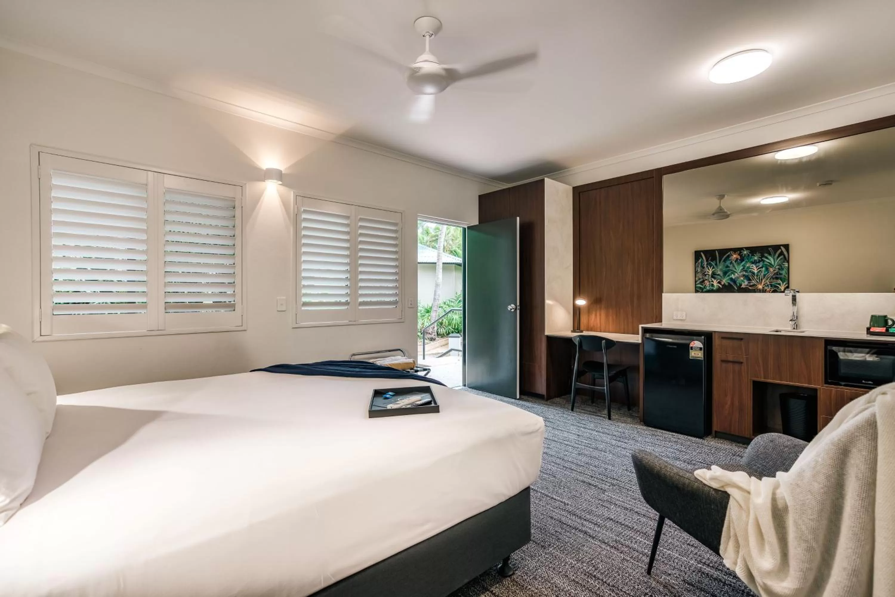 Kitchen or kitchenette, Bed in Palms City Resort