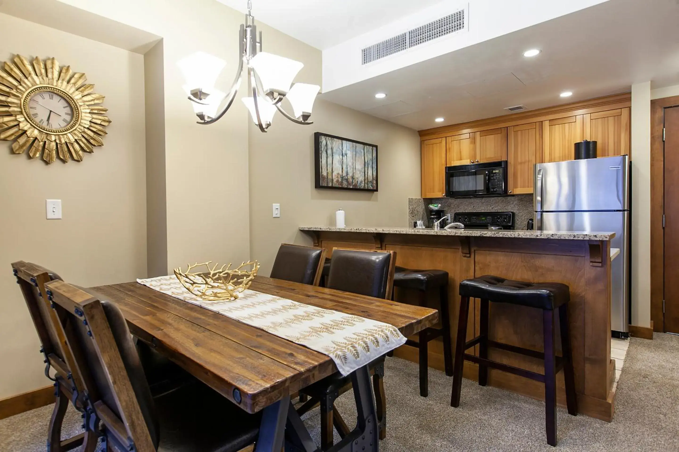 Kitchen or kitchenette, Dining Area in Sundial Lodge by All Seasons Resort Lodging