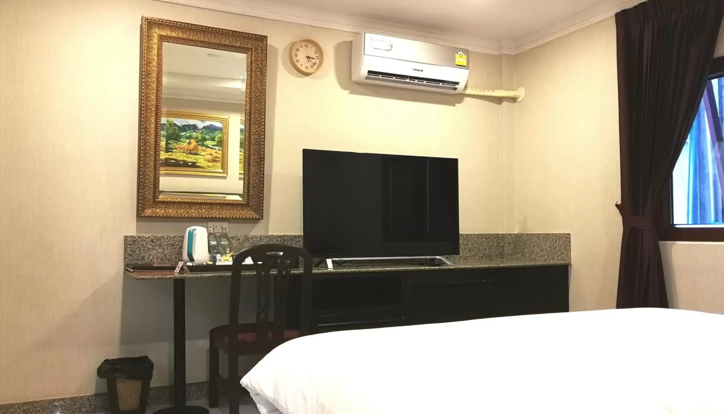 TV and multimedia, TV/Entertainment Center in The Ambiance Hotel