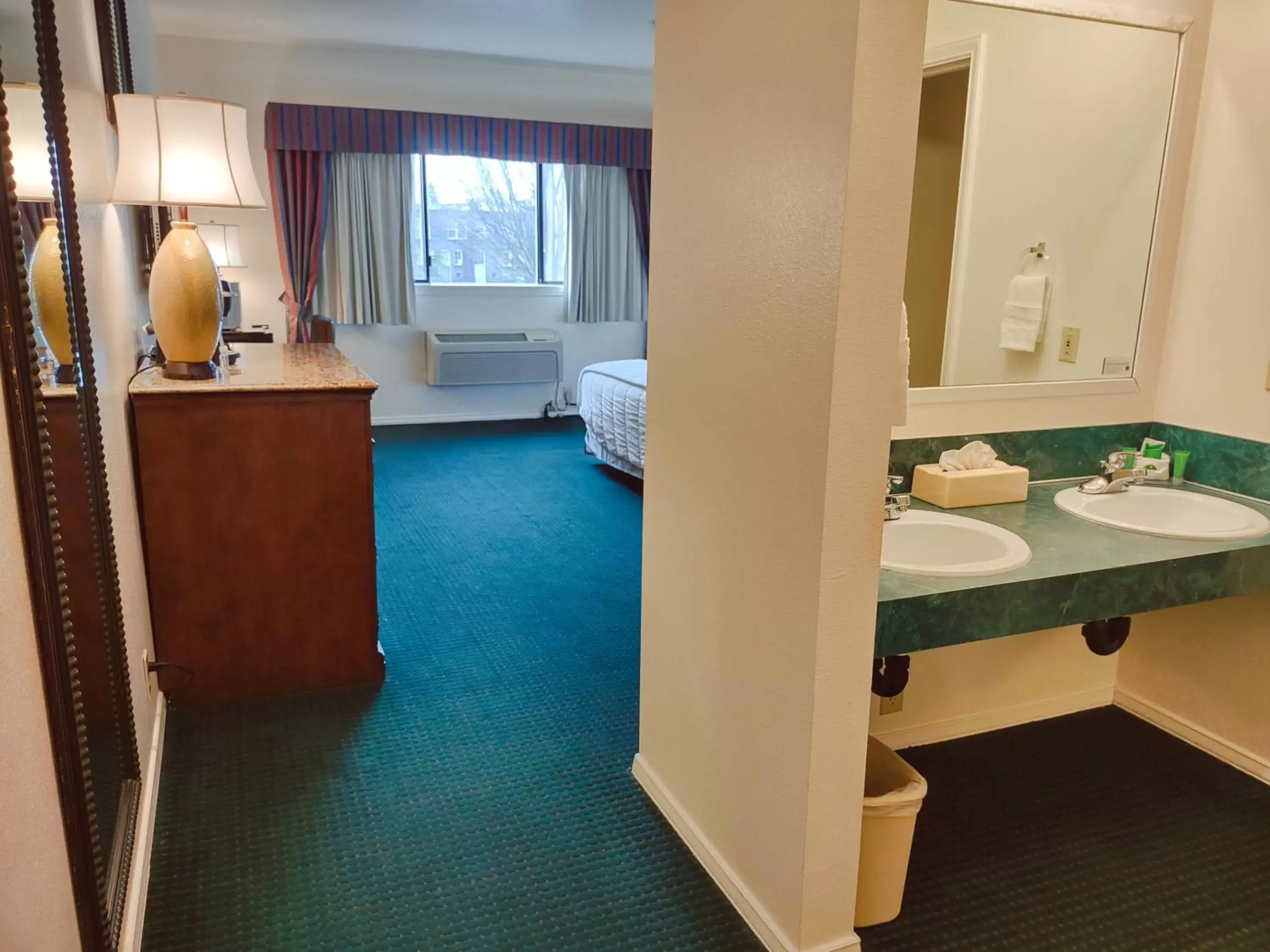 Bedroom, Bathroom in GuestHouse Inn Enumclaw