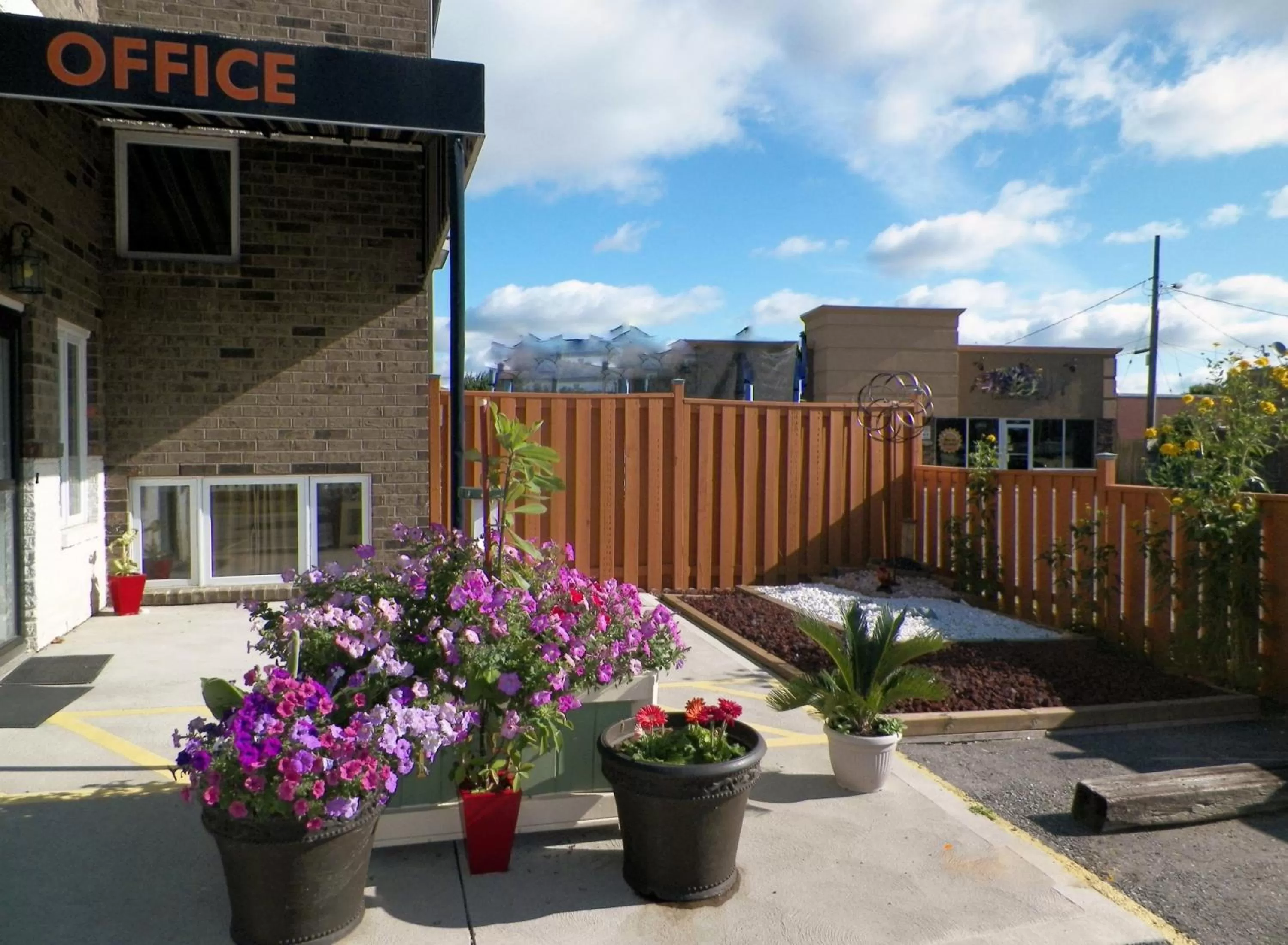Property building in Sunparlor Motel