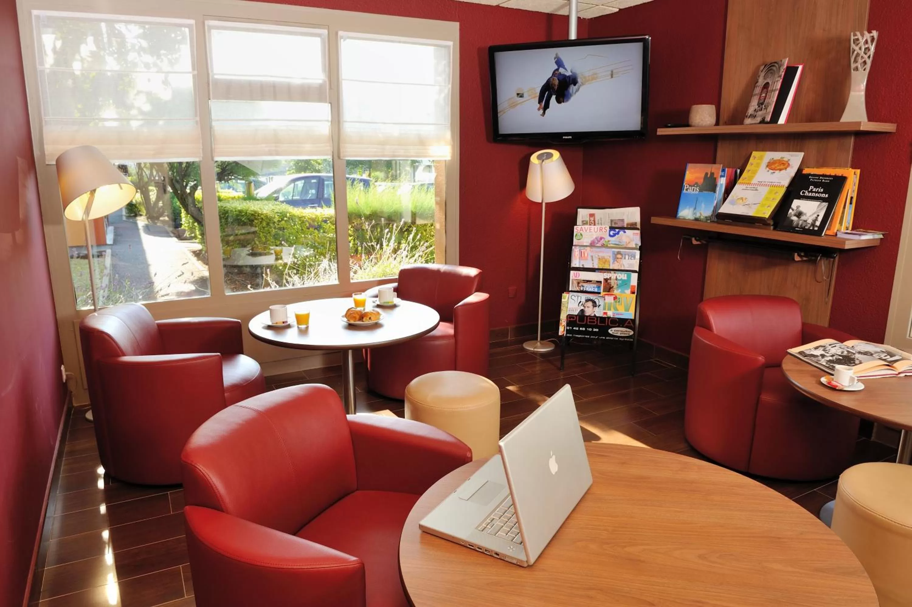 Lobby or reception in Campanile Clermont-Ferrand ~ Aubière