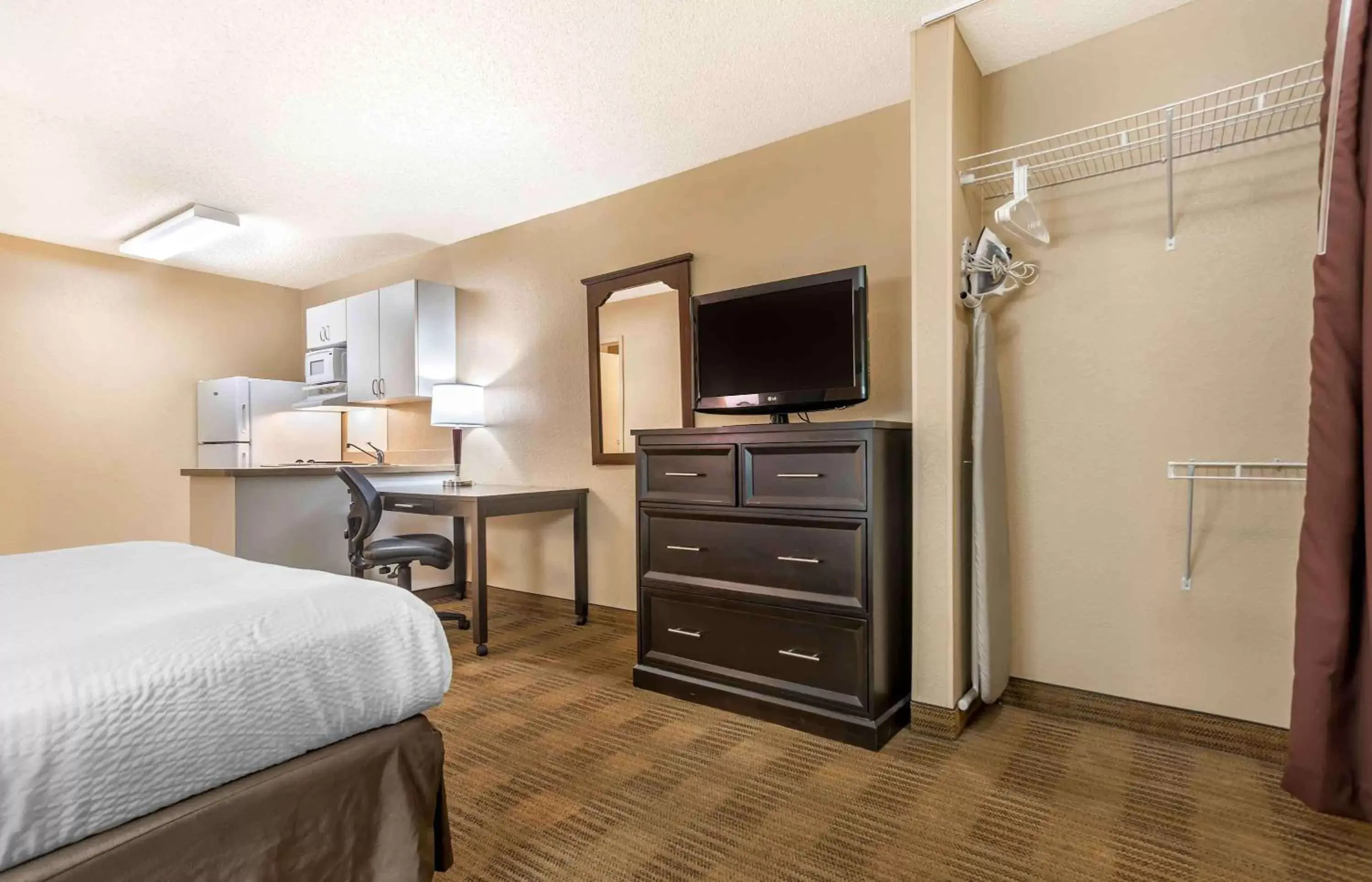 Bedroom, TV/Entertainment Center in Extended Stay America Suites - Jackson - North