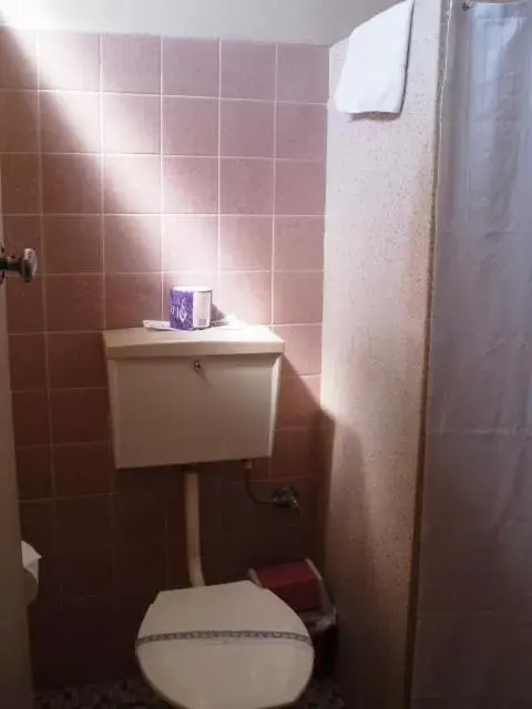 Bathroom in Mayfield Motel