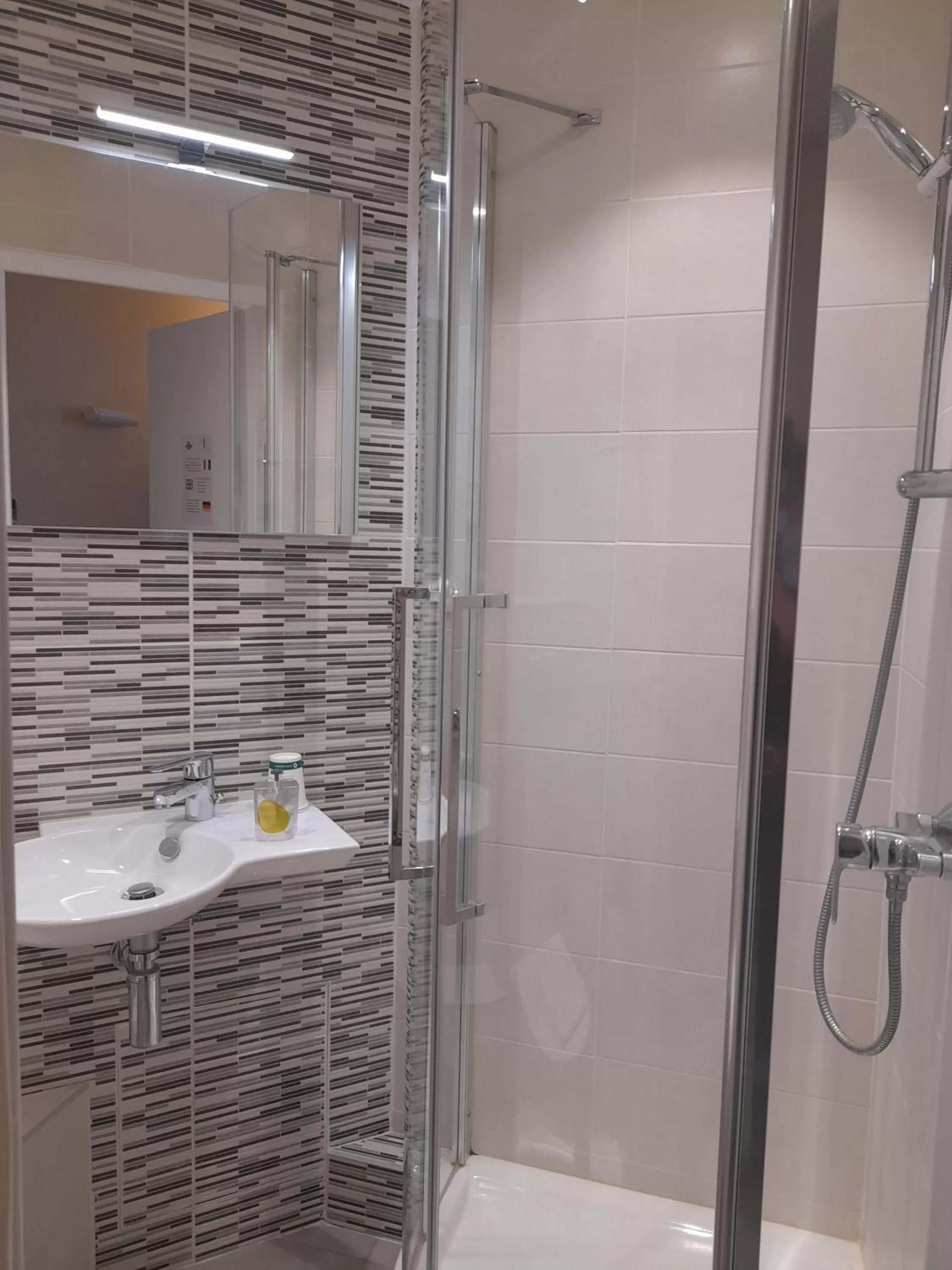 Shower in Hôtellerie Saint Yves