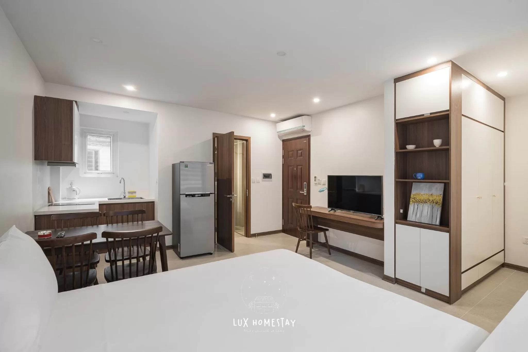 Kitchen or kitchenette in Lux Westlake Studio