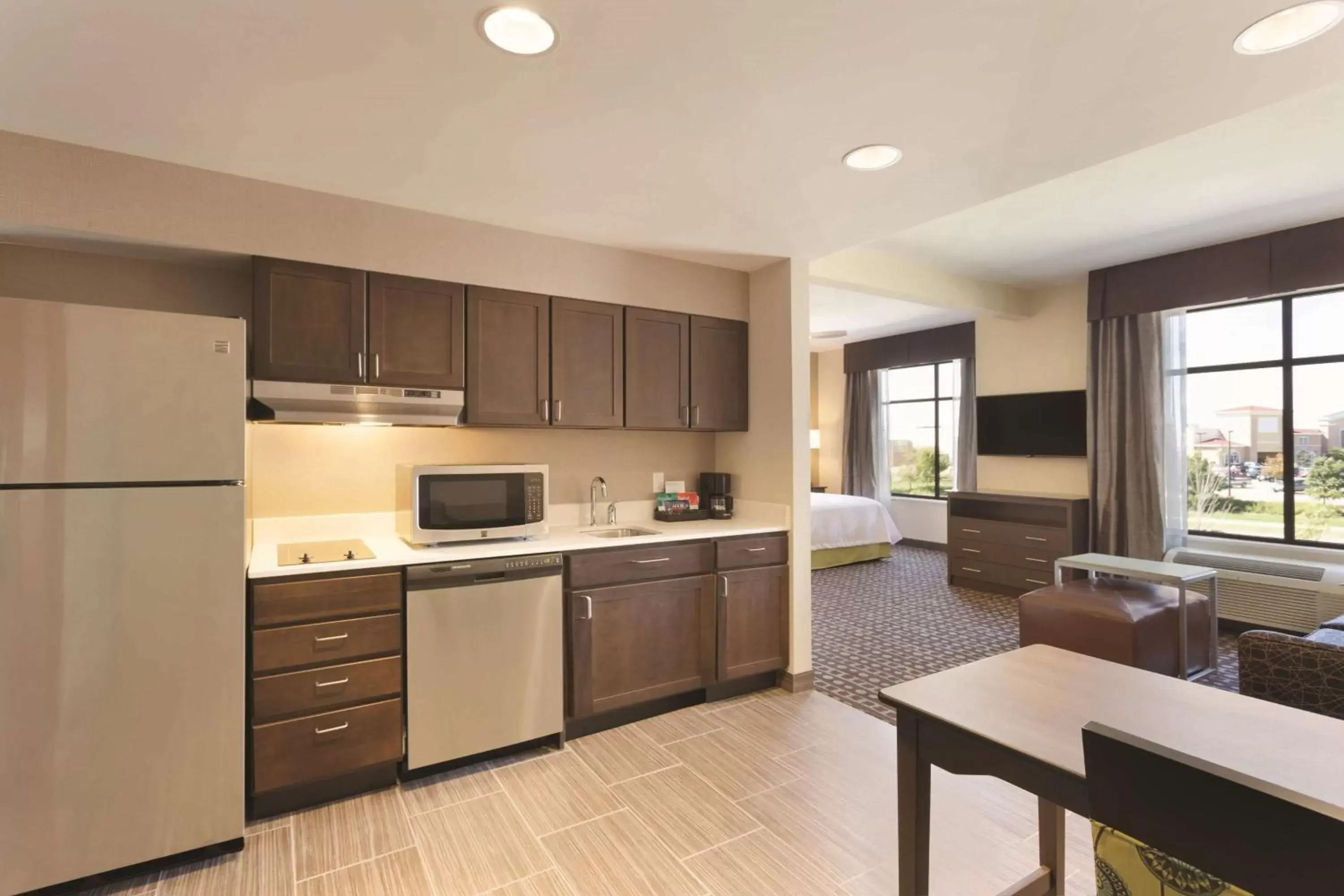 Bed, Kitchen/Kitchenette in Homewood Suites by Hilton West Des Moines/SW Mall Area