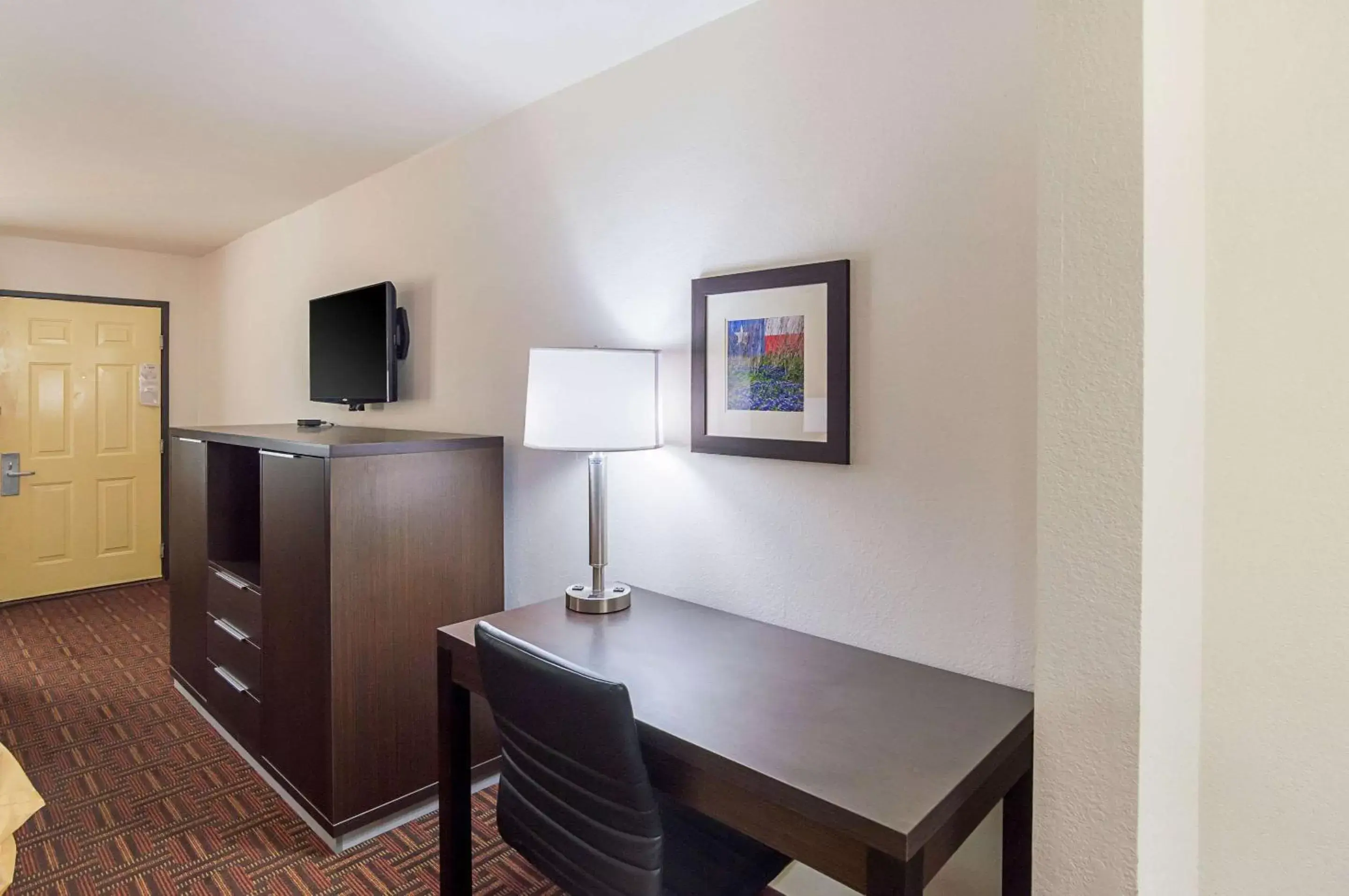 Photo of the whole room, TV/Entertainment Center in Quality Inn East Amarillo