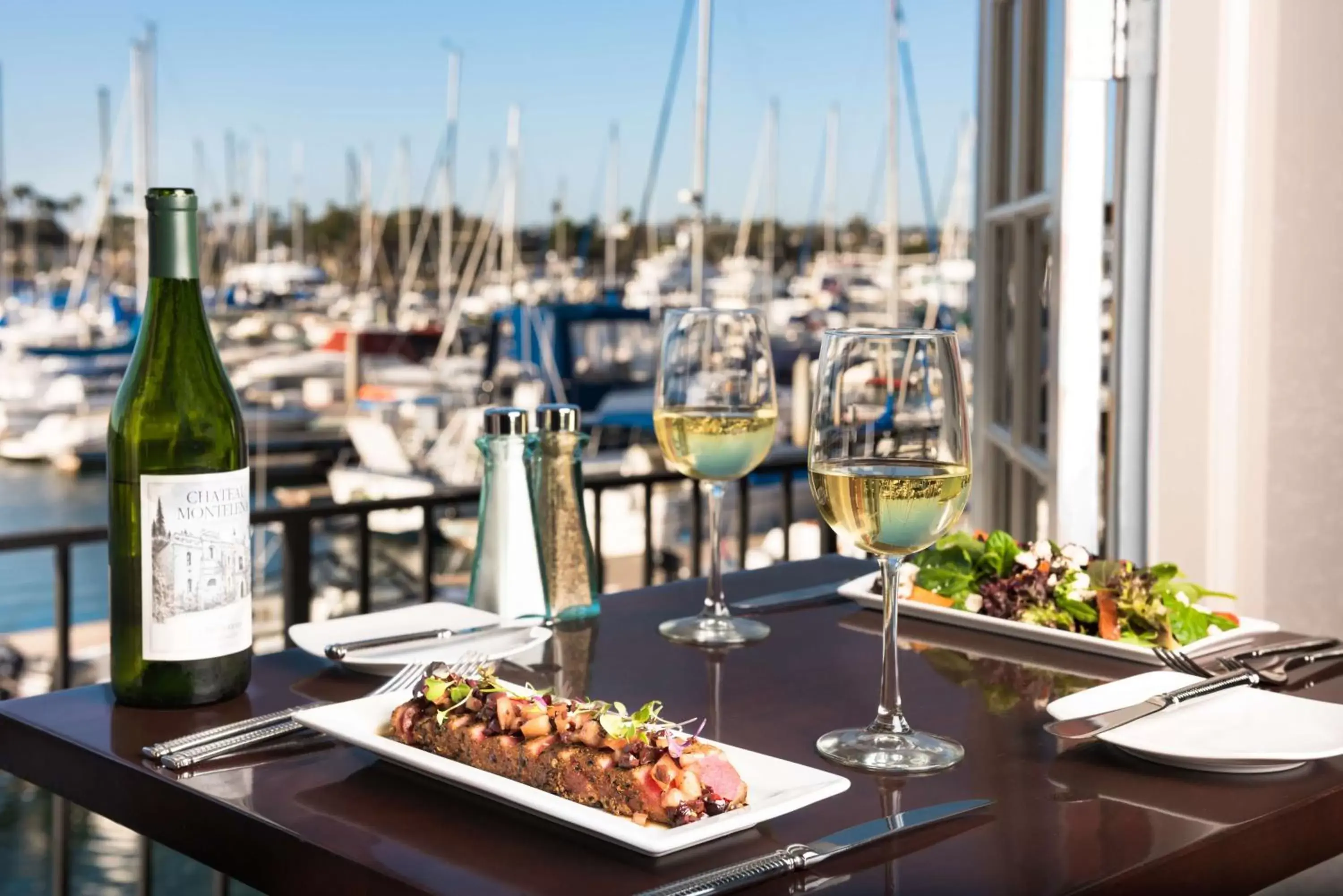 Restaurant/places to eat in Hilton San Diego Airport/Harbor Island