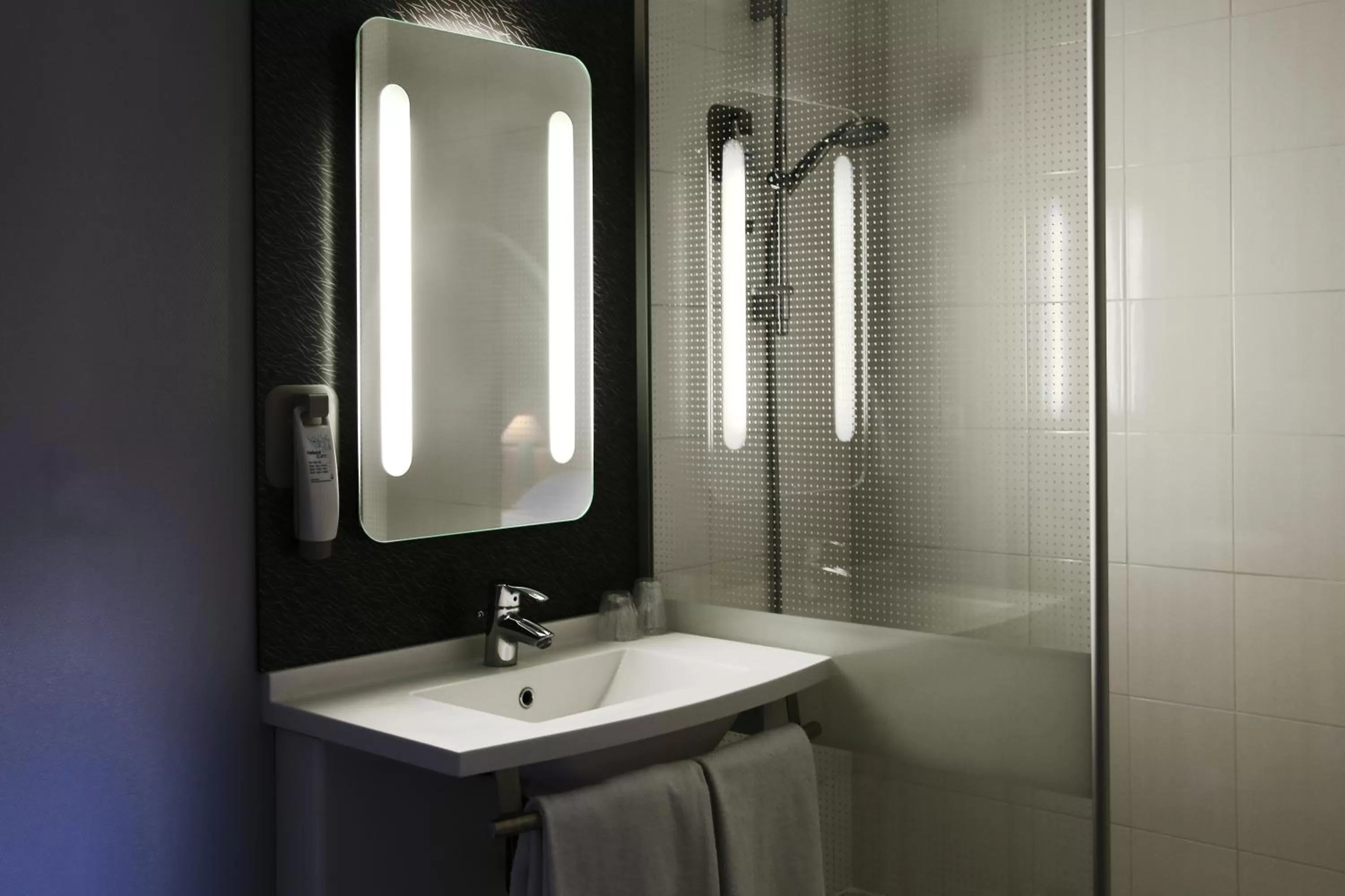 Shower in ibis Orange Centre