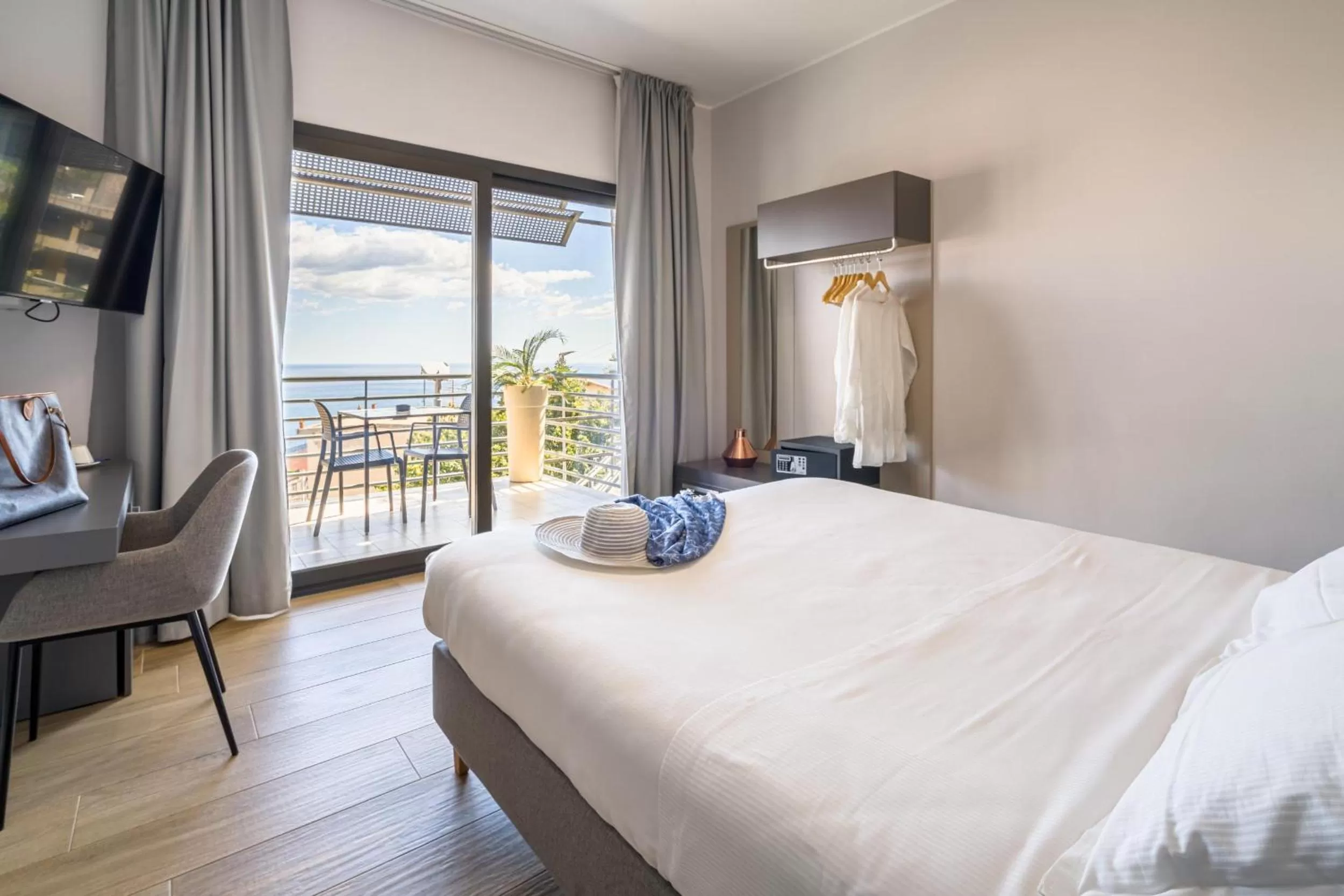 Photo of the whole room, Bed in Taormina Palace Hotel