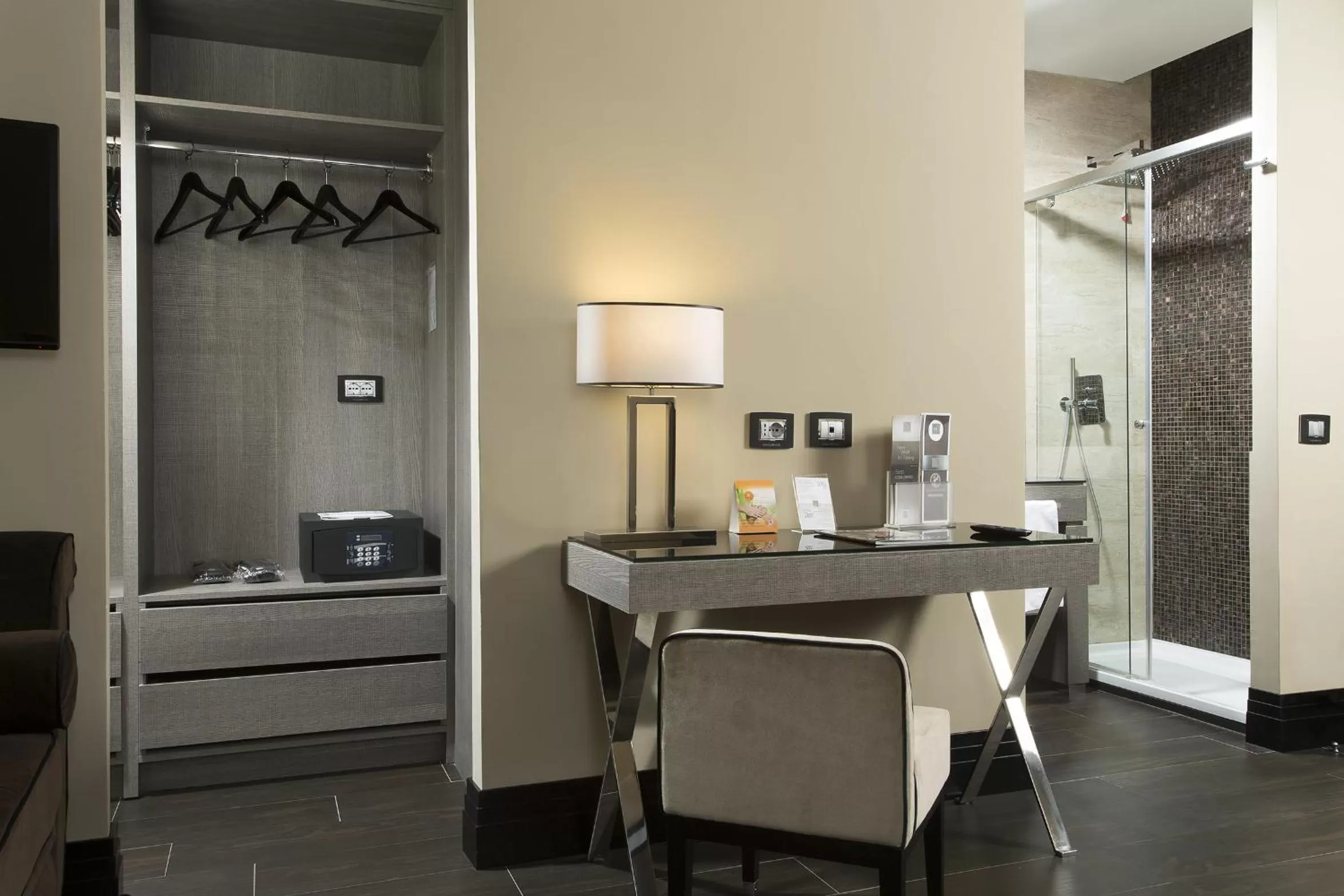 Shower in Rome Life Hotel