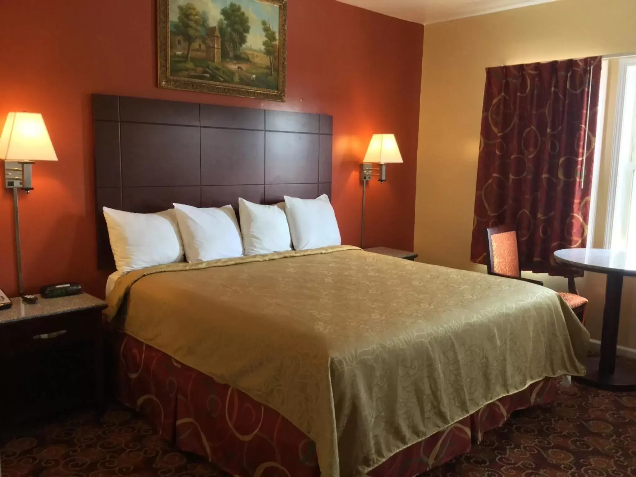 Deluxe King Room - Non-Smoking in Red Carpet Inn-Bridgeton/Vineland