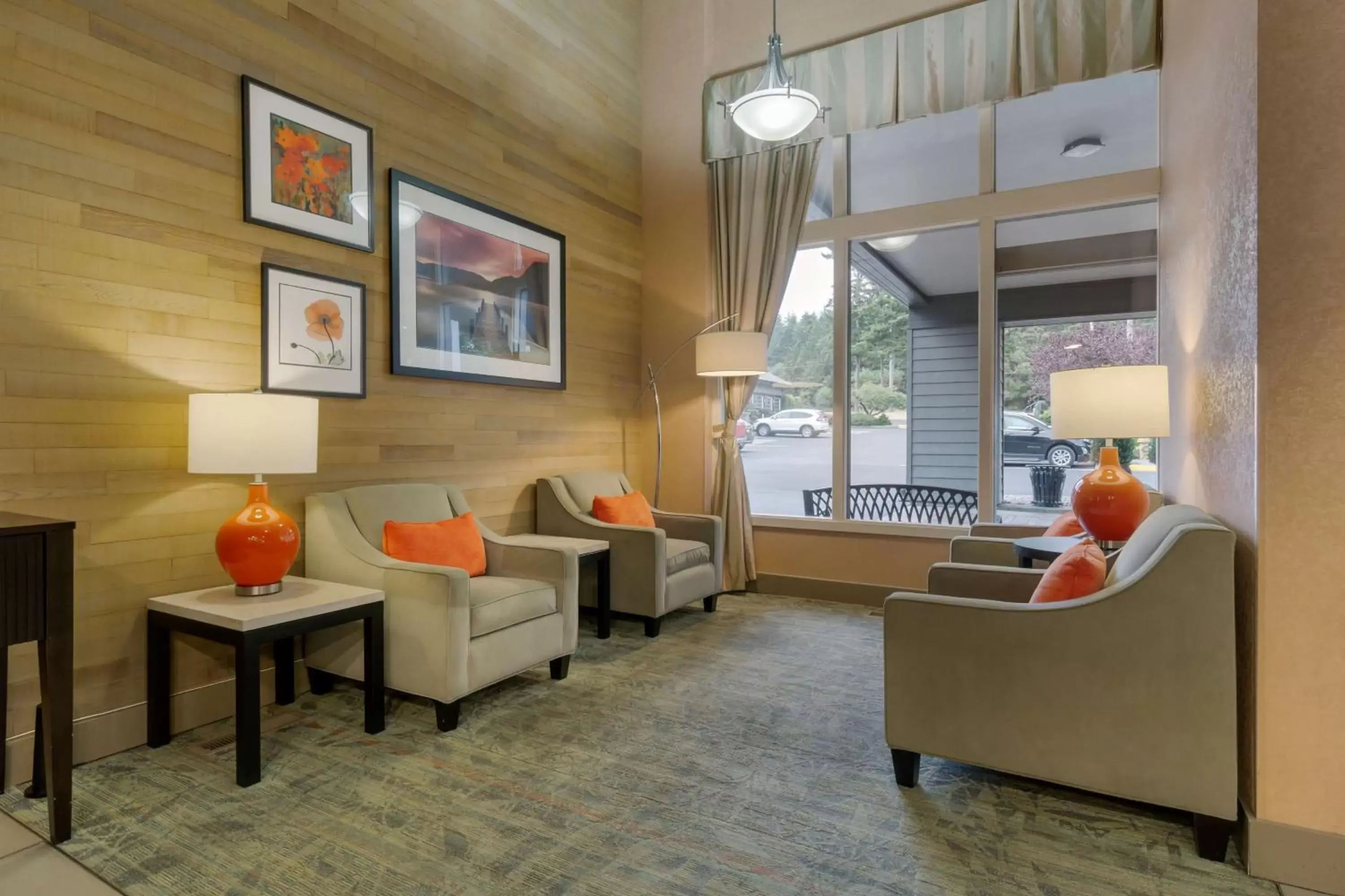 Lobby or reception, Seating Area in Best Western Plus Oak Harbor Hotel and Conference Center