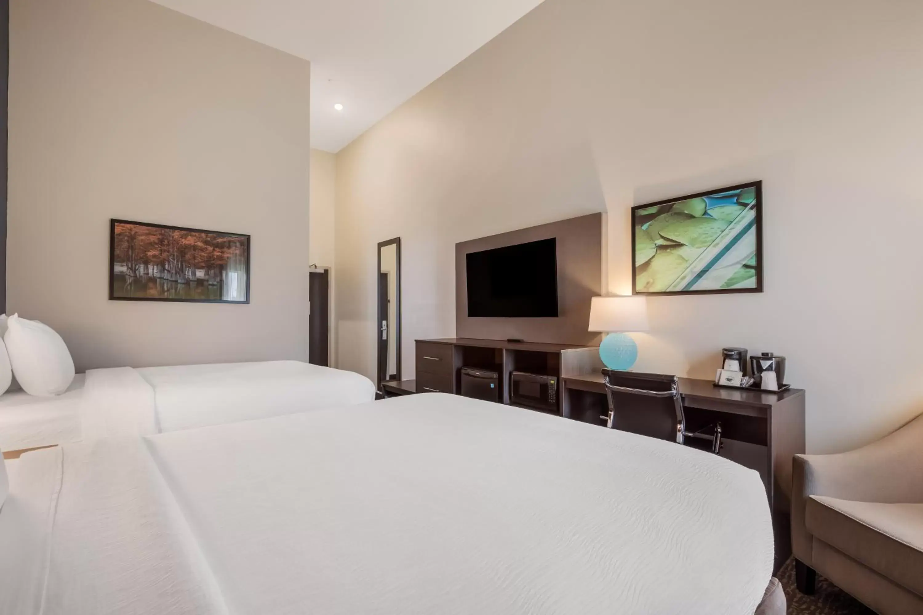 Bed in La Quinta Inn & Suites by Wyndham Sulphur