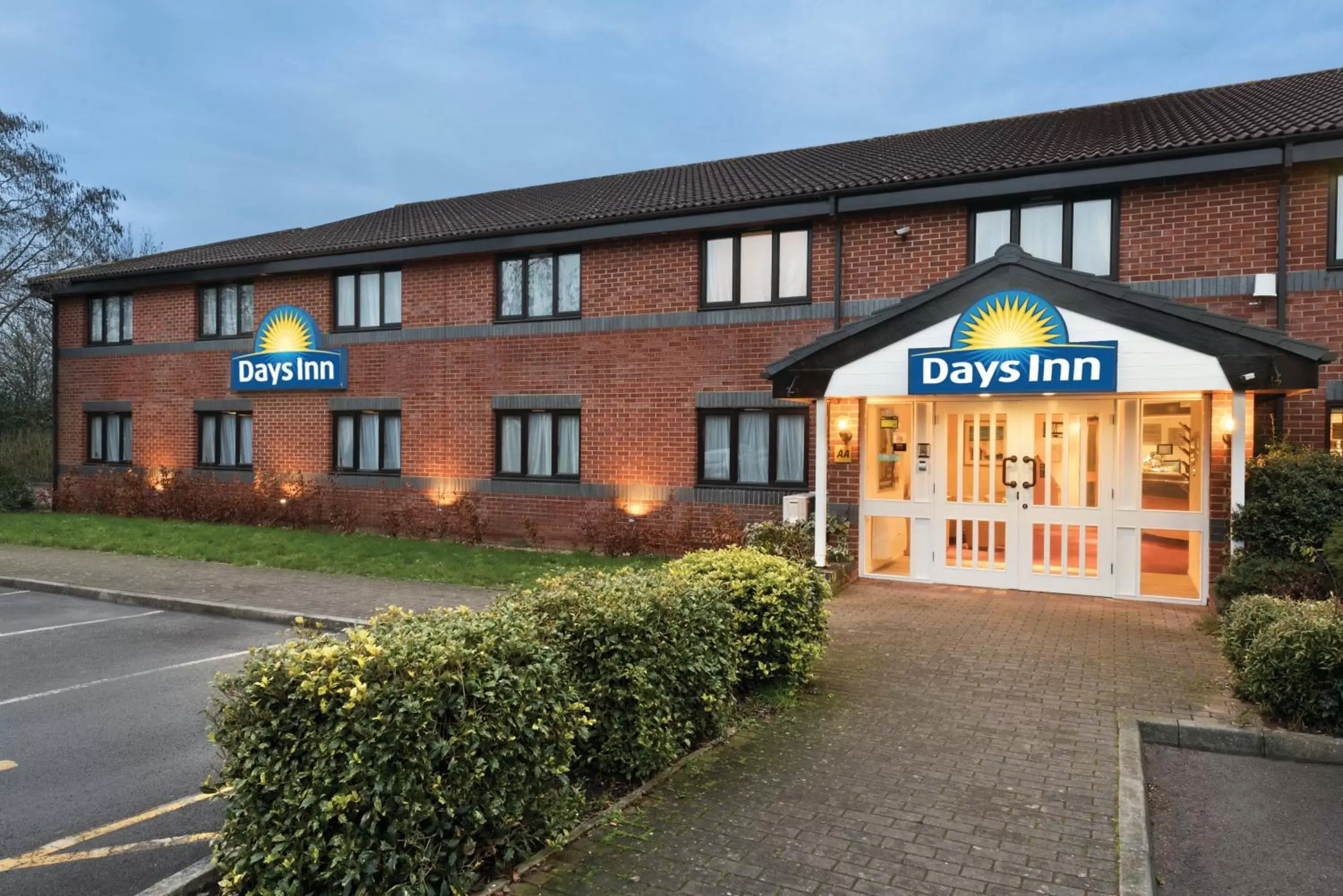 Facade/entrance, Property Building in Days Inn Michaelwood M5