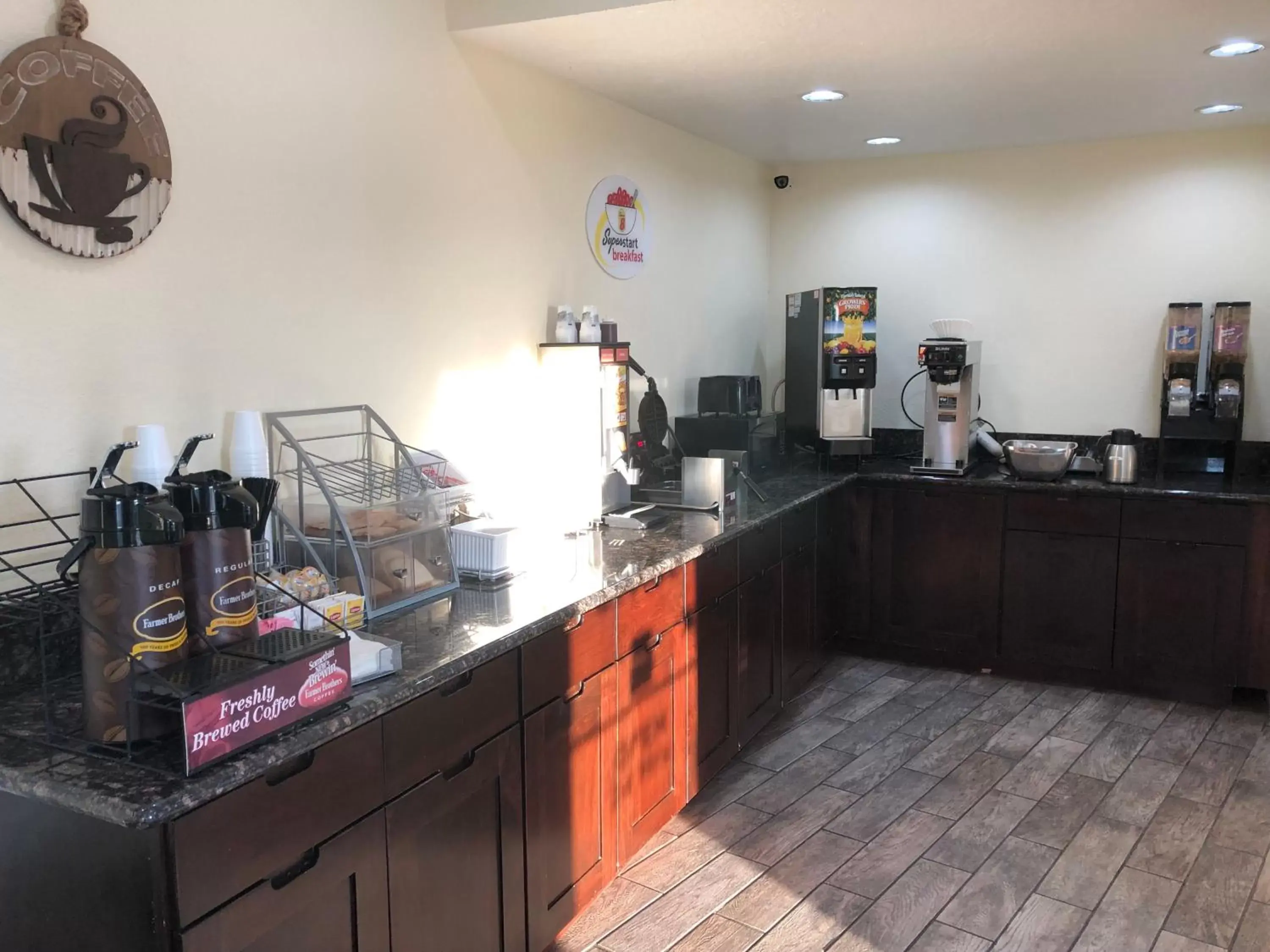 Continental breakfast, Kitchen/Kitchenette in Super 8 by Wyndham Ontario