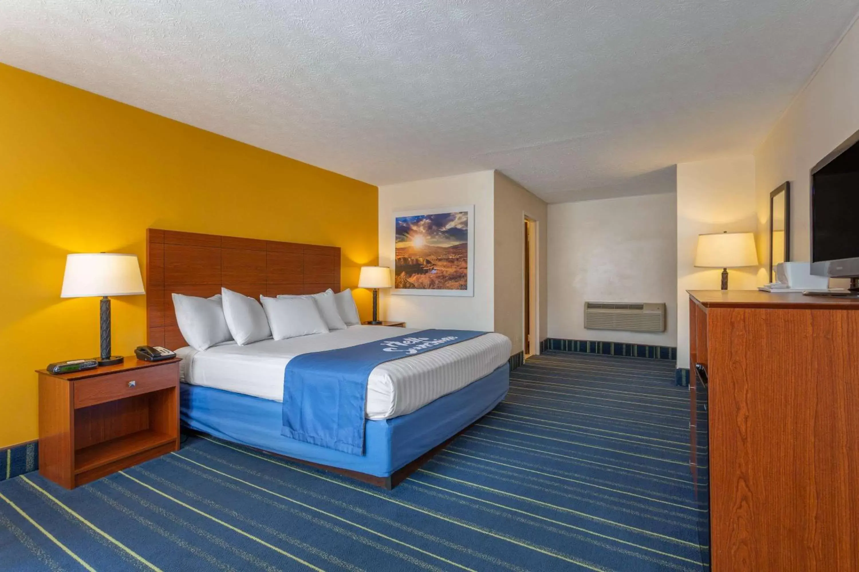 Photo of the whole room, Bed in Days Inn by Wyndham Breezewood