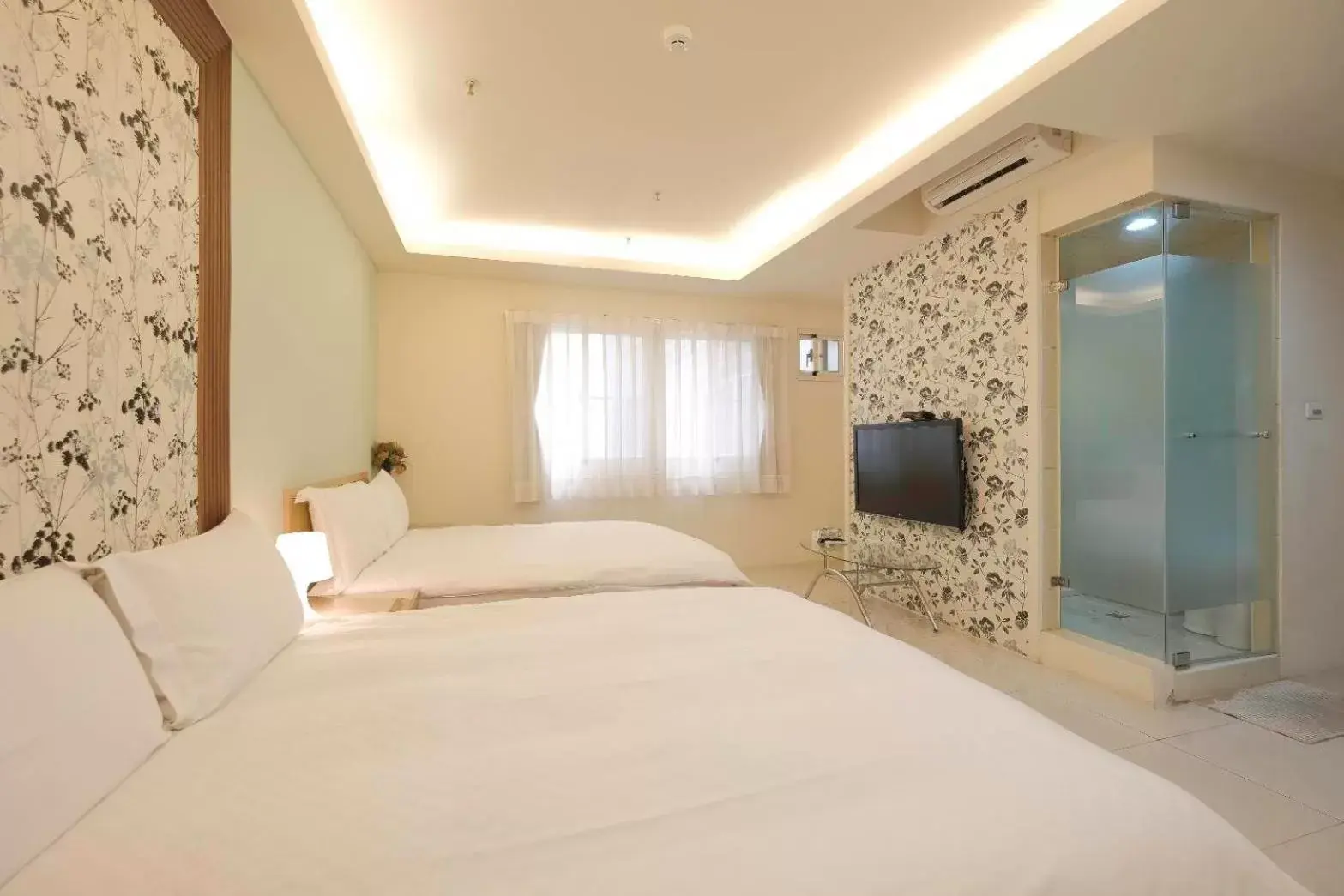 Photo of the whole room, Bed in LJ Hotel