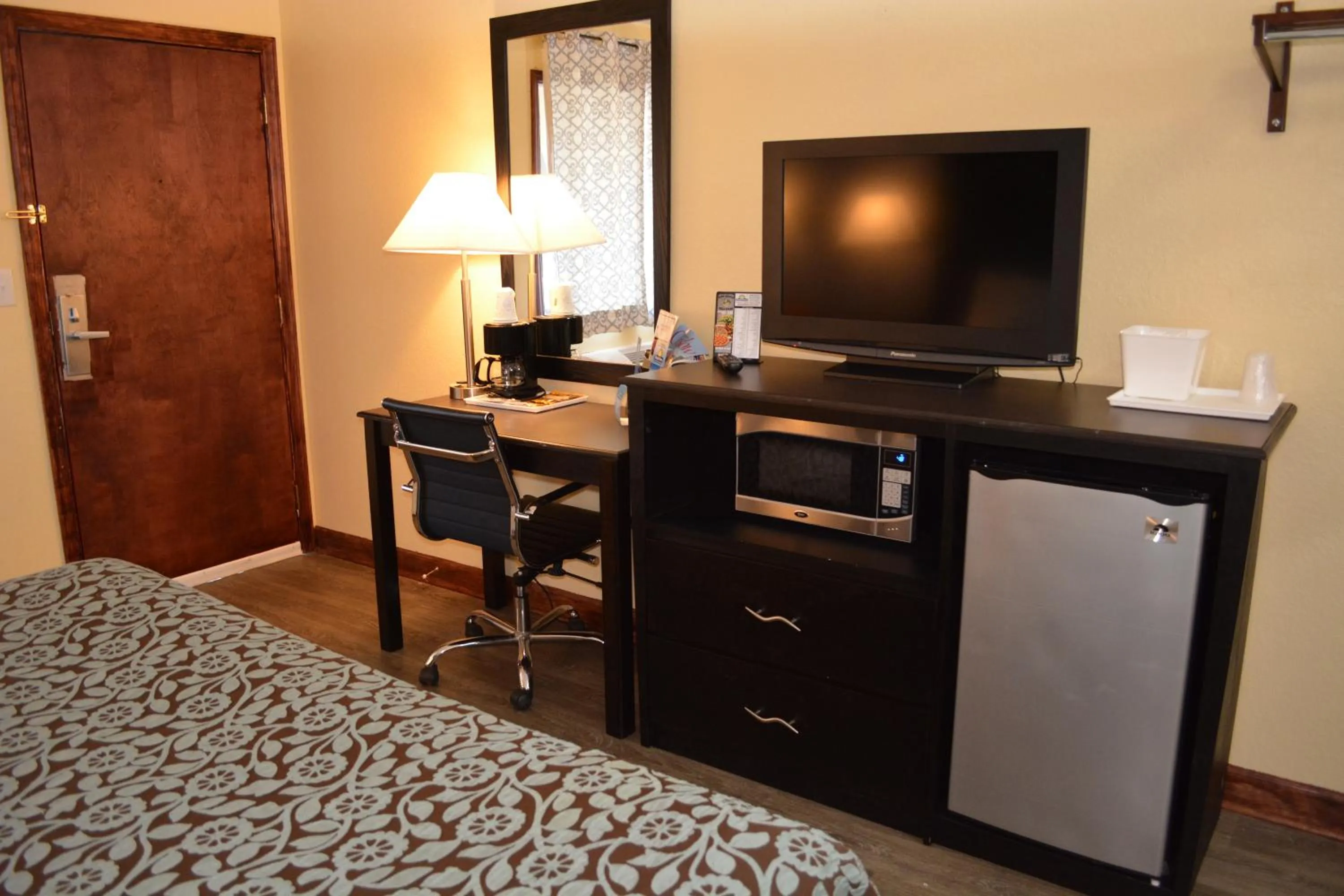 TV and multimedia, Bed in Days Inn by Wyndham Jacksonville NC