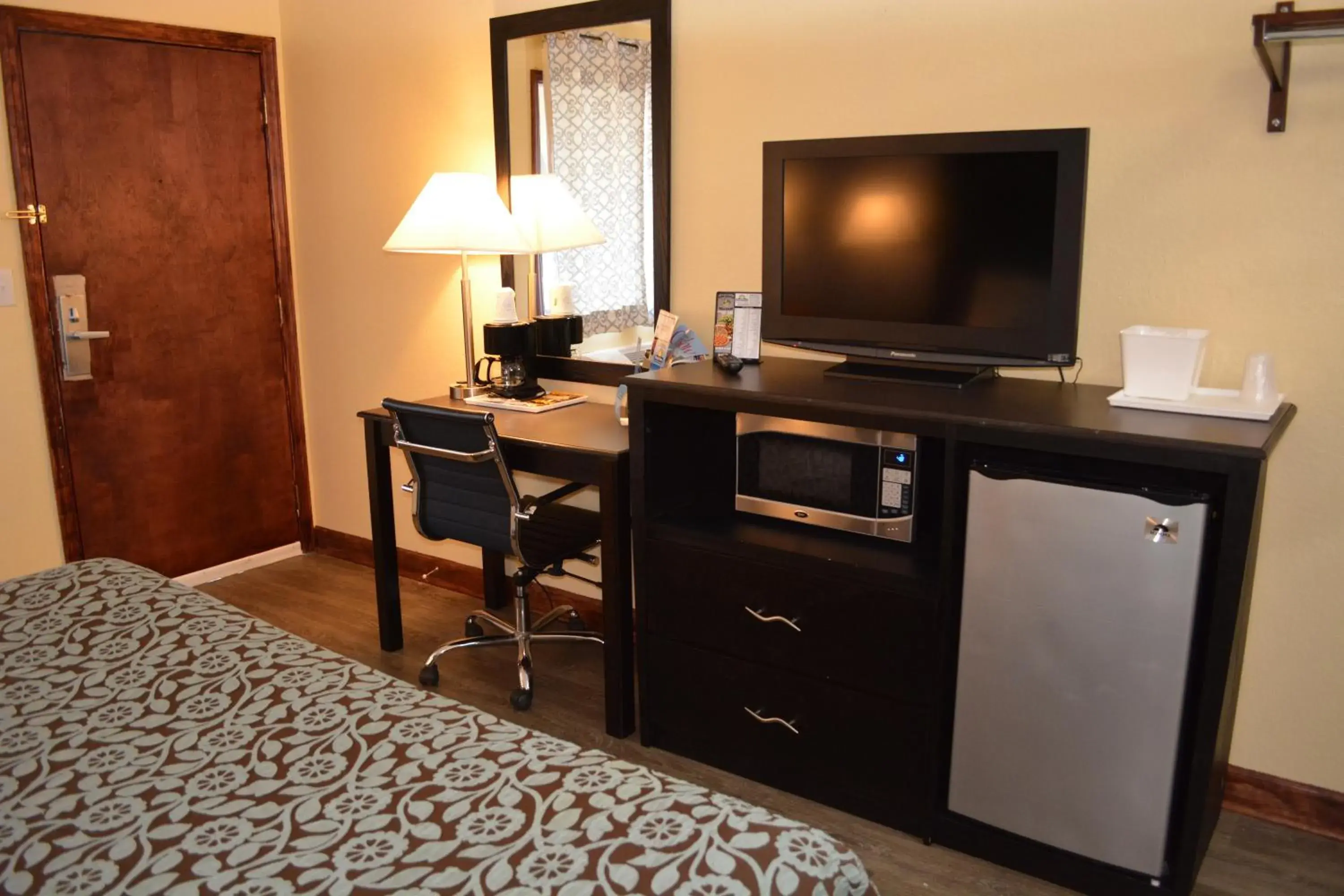 TV and multimedia, TV/Entertainment Center in Days Inn by Wyndham Jacksonville NC