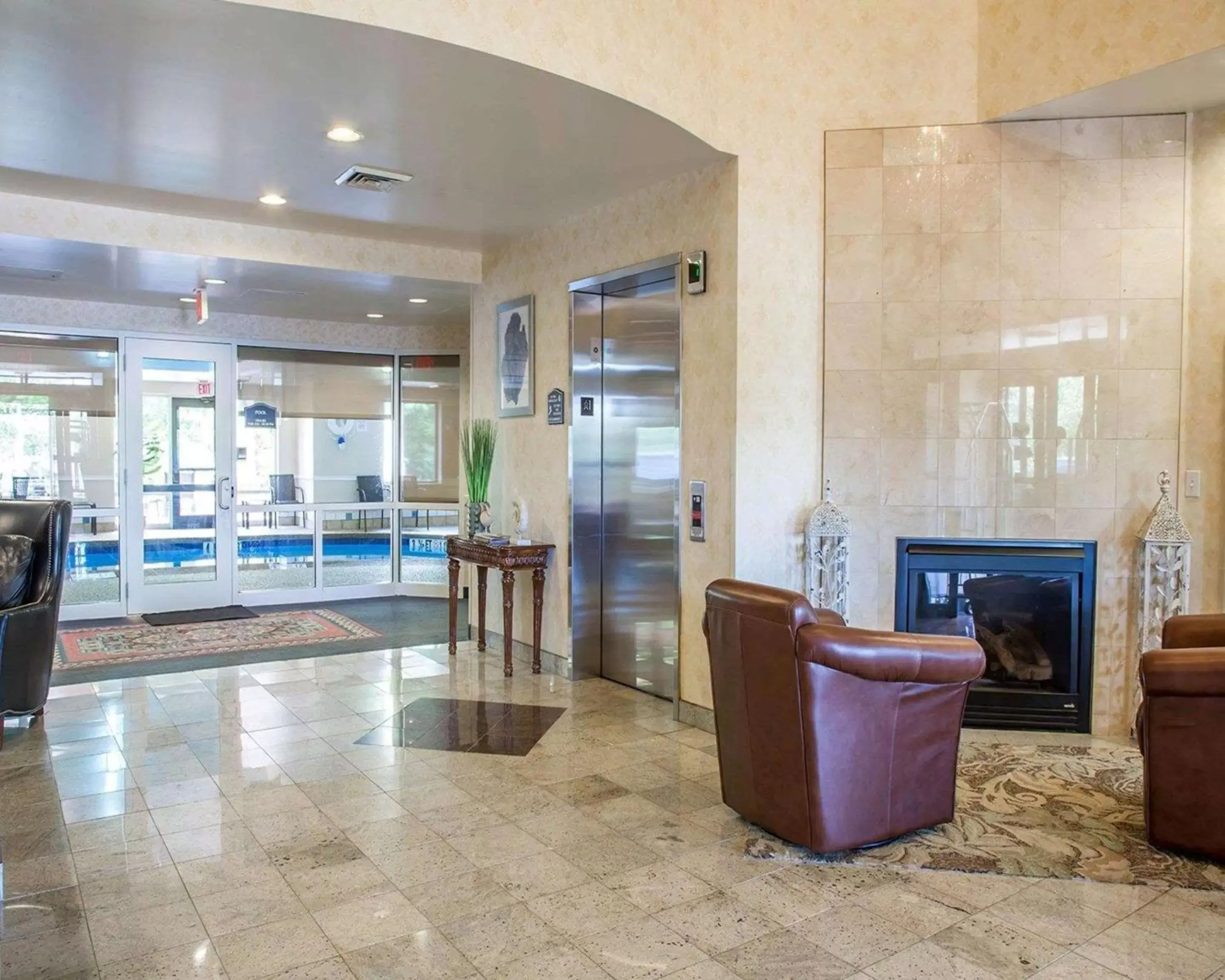 Lobby or reception, Swimming Pool in Comfort Suites West Warwick - Providence