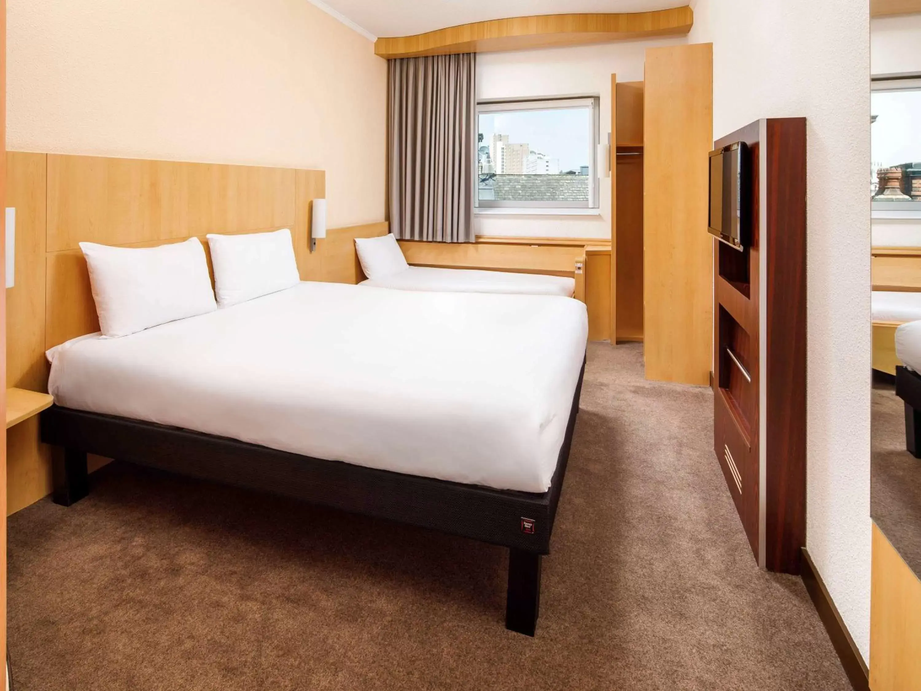 Bedroom, Bed in ibis Nottingham Centre