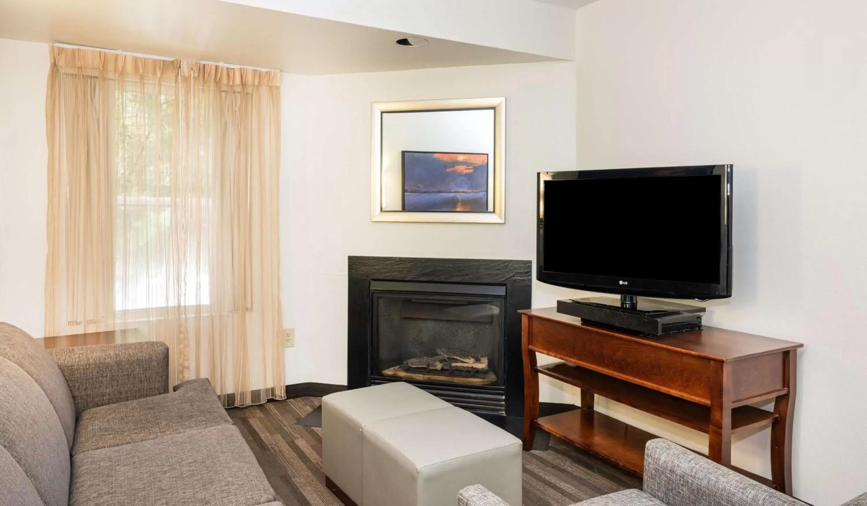 Living room, TV/Entertainment Center in Hyatt House Herndon/Reston