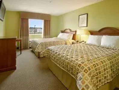 Bedroom, Bed in Days Inn & Suites by Wyndham Swainsboro