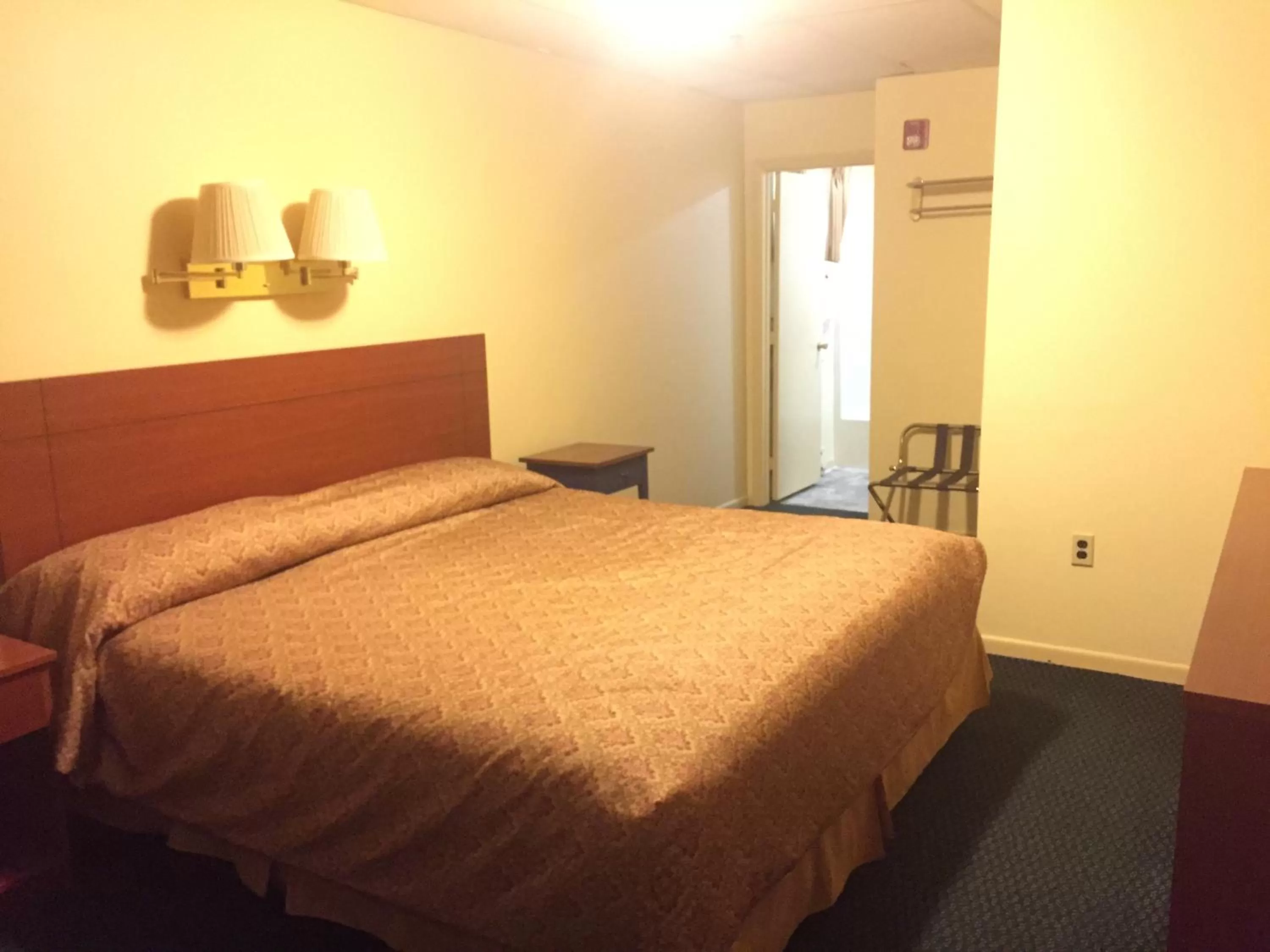 Bed in Briarcliff Motel