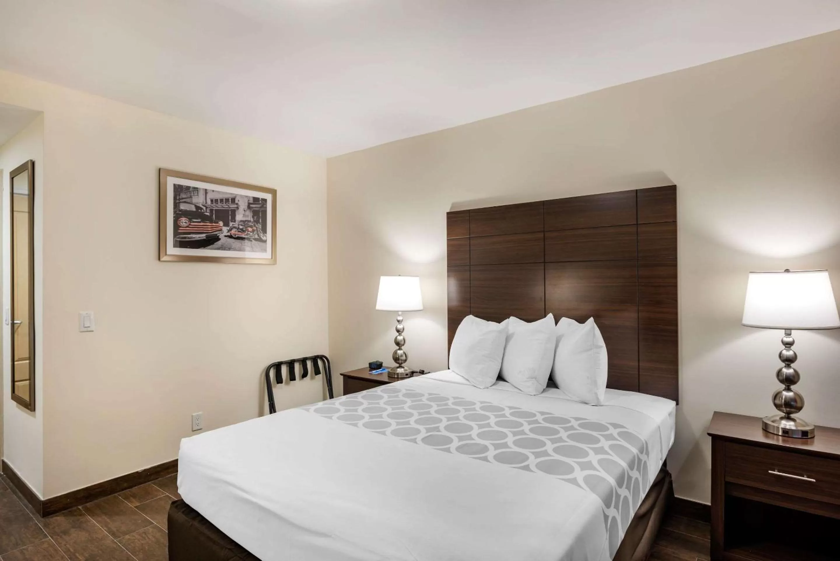 Photo of the whole room, Bed in Downtown Hollywood Gardens Inn & Suites