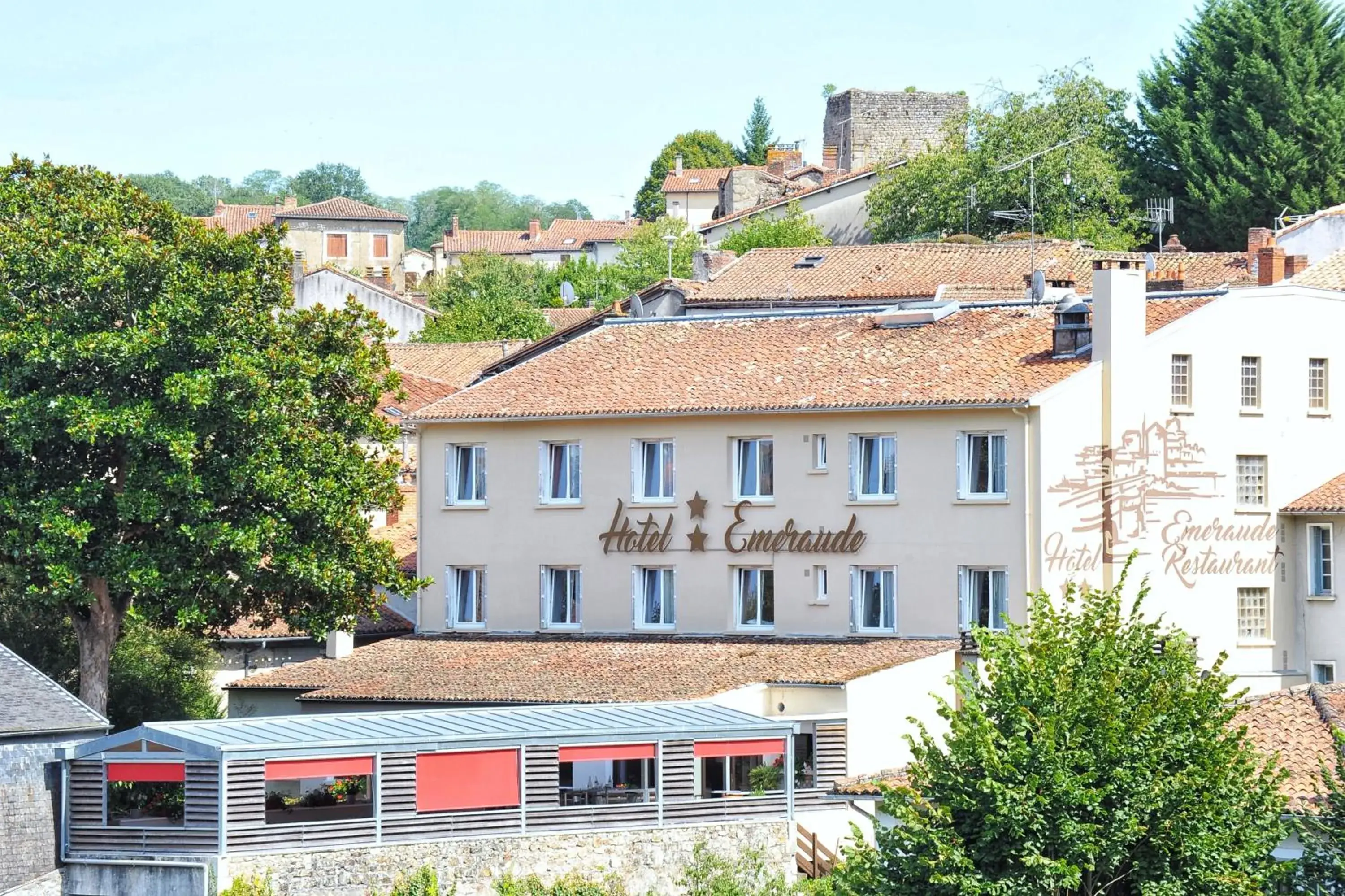 Property Building in Logis Hôtel Emeraude