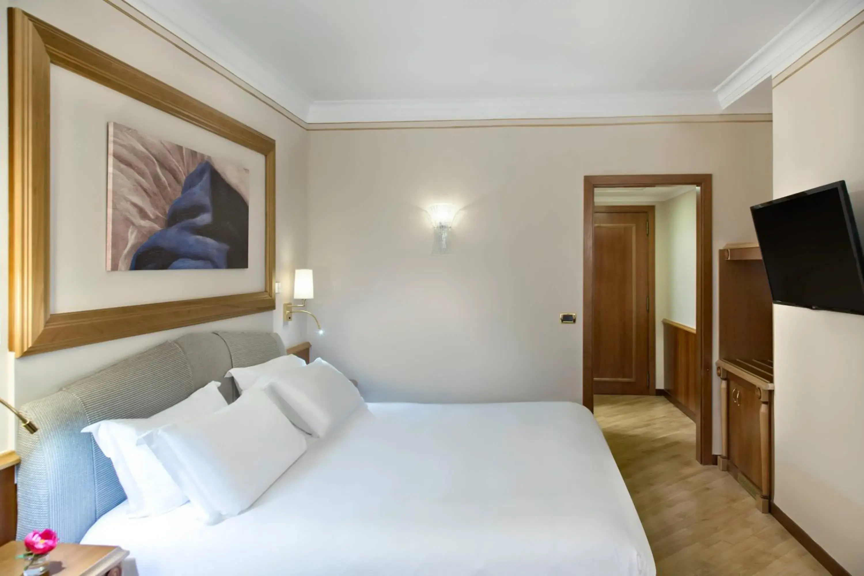 Photo of the whole room, Bed in Renaissance Naples Hotel Mediterraneo