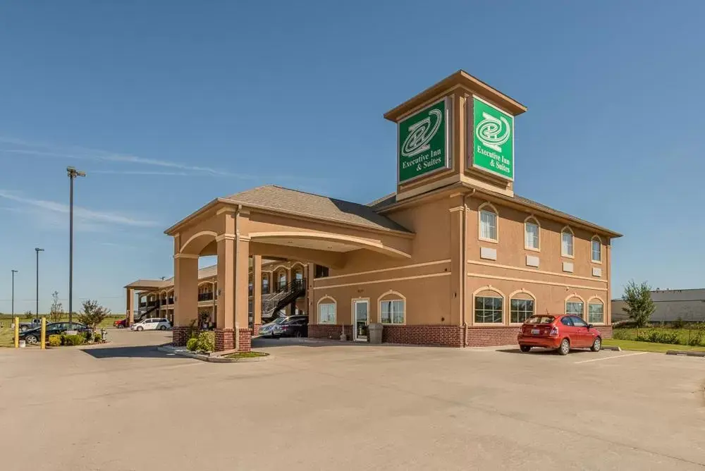 Facade/entrance, Property Building in Executive Inn & Suites Cushing