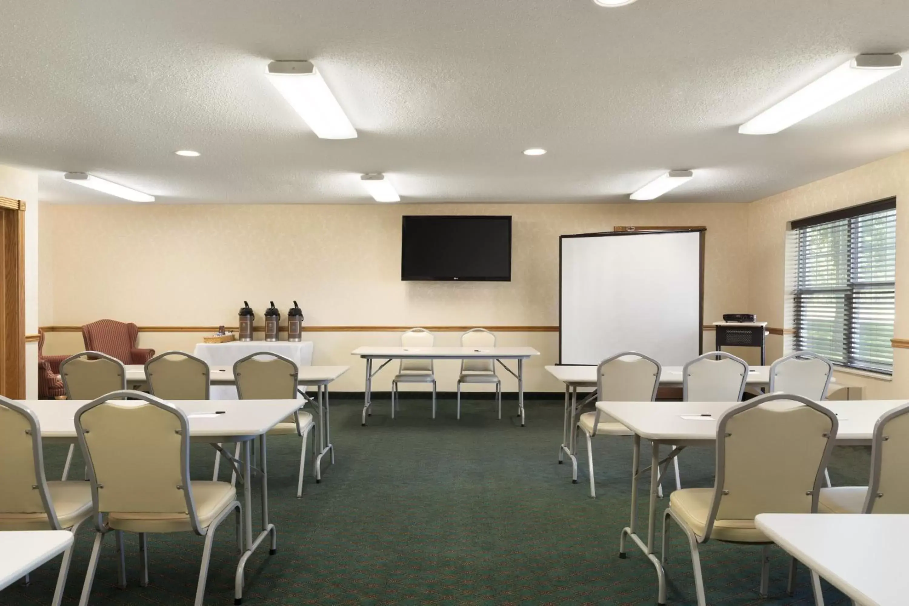 Meeting/conference room in Country Inn & Suites by Radisson, Mason City, IA