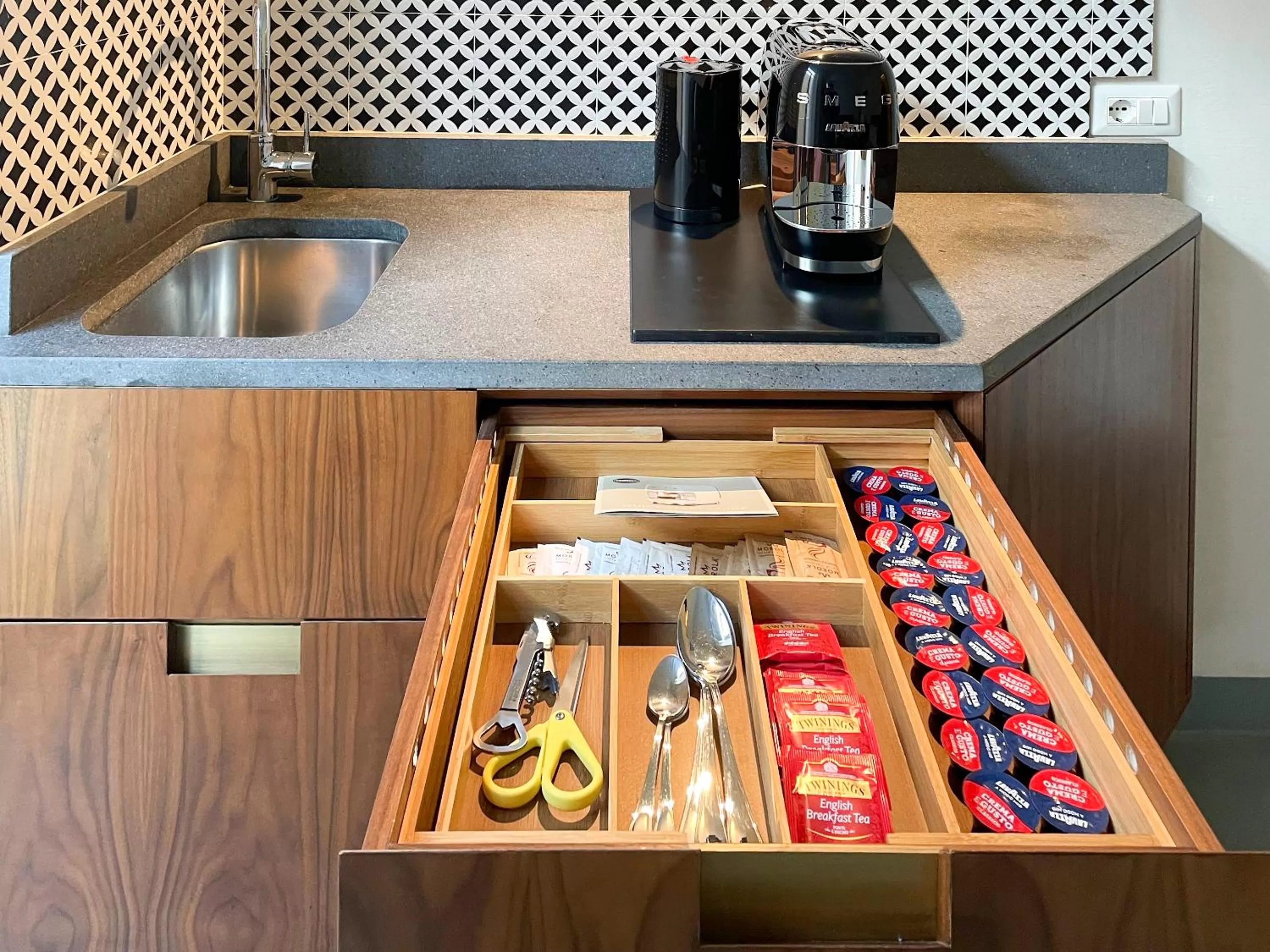 Coffee/tea facilities in 21 Armeno