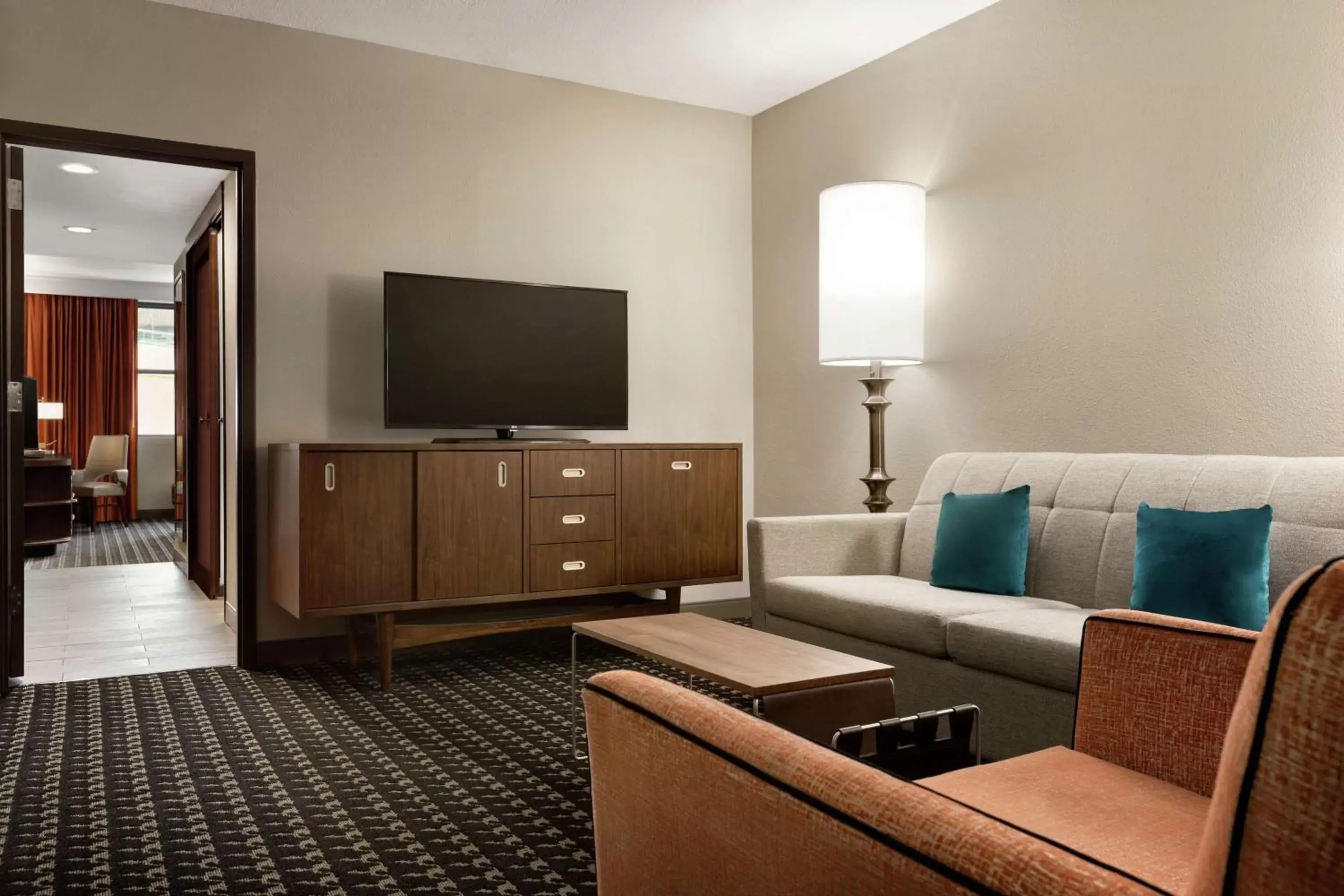 Living room, Seating Area in The American Hotel Atlanta Downtown-a Doubletree by Hilton