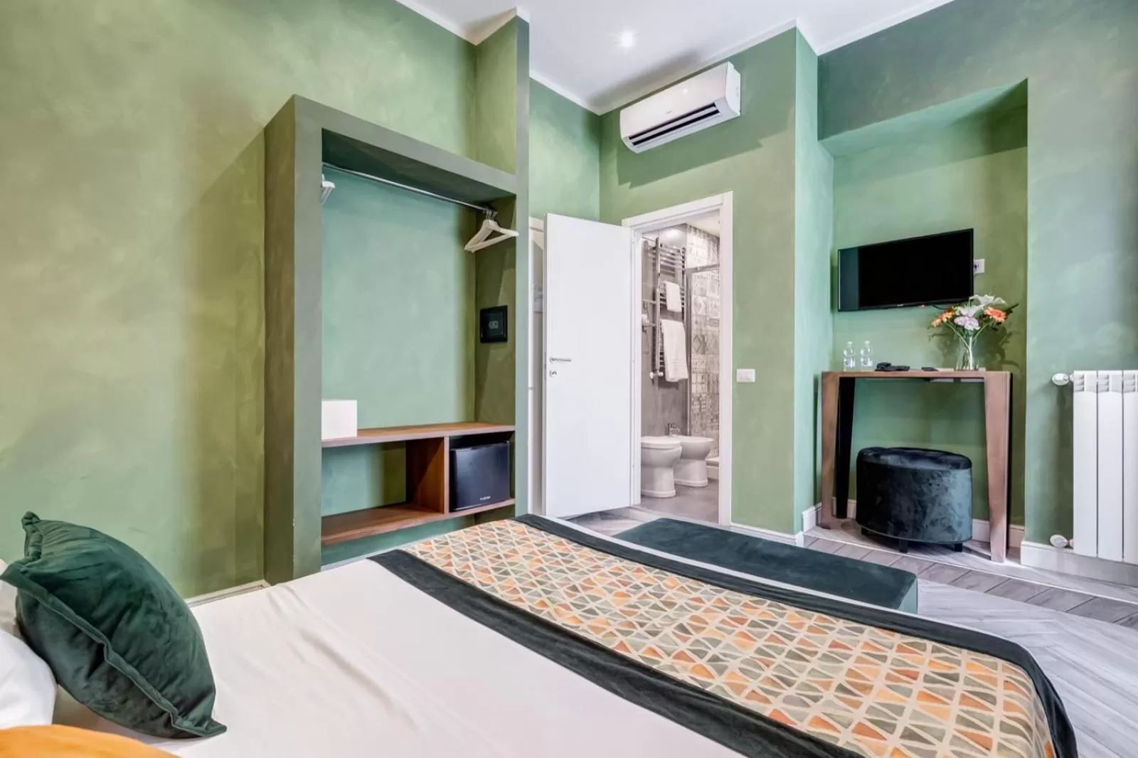 Photo of the whole room, Bed in Ripetta Deluxe Suites