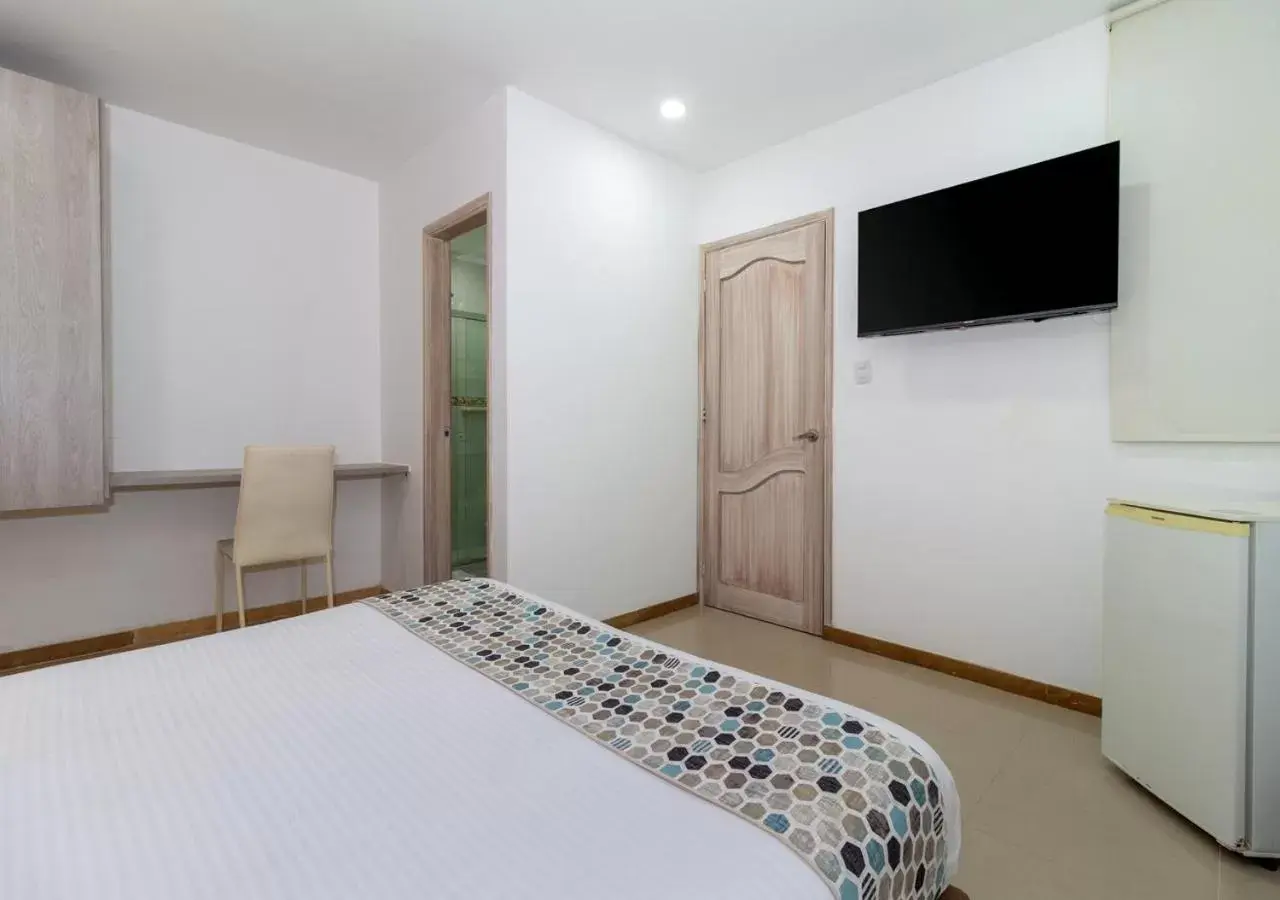 Bedroom, TV/Entertainment Center in Hotel Costa Bonita