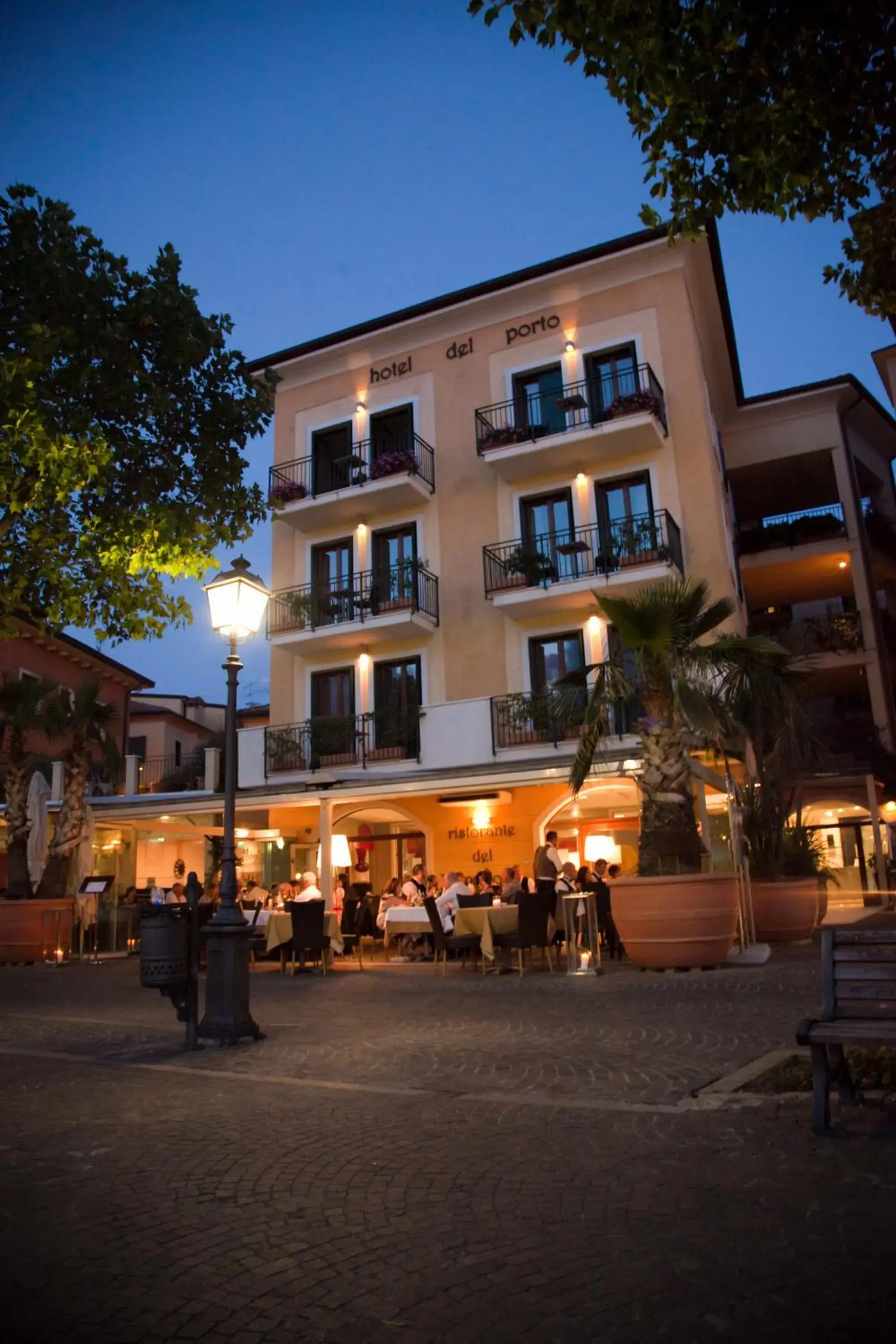 Restaurant/places to eat, Property Building in Hotel Del Porto