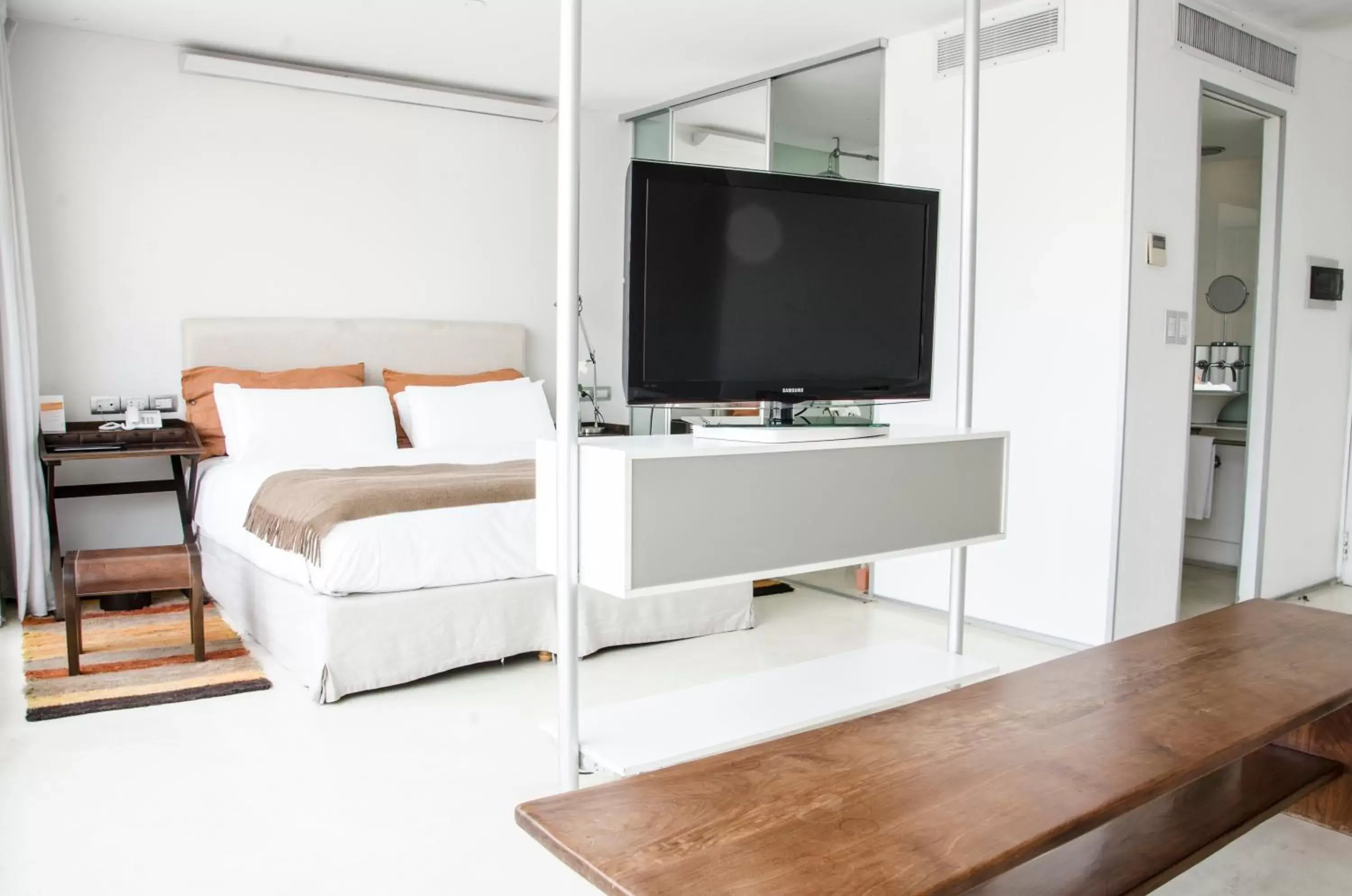 Bed, TV/Entertainment Center in Design cE - Hotel Boutique de Diseño