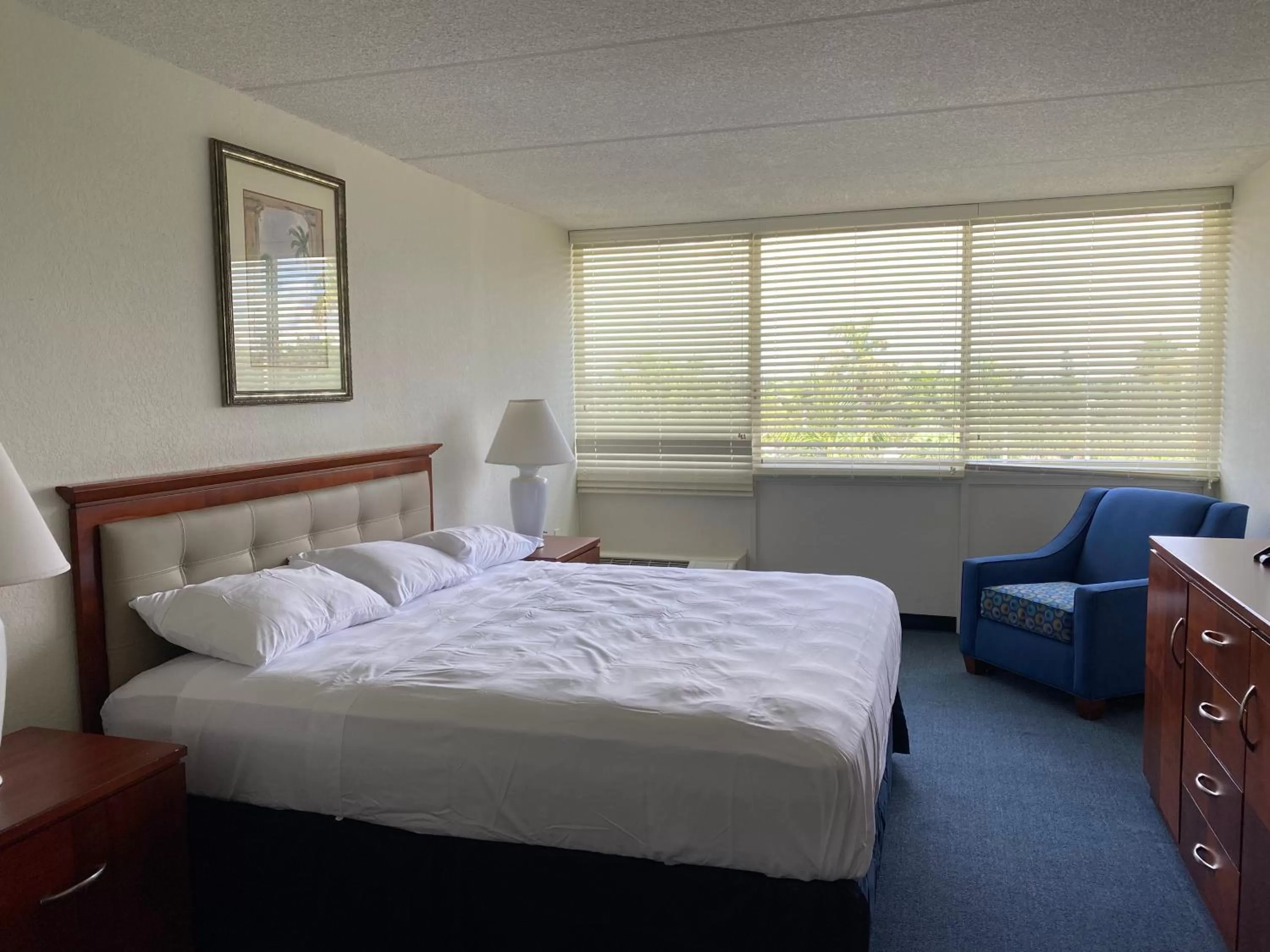 Bed in Miami Gardens Inn & Suites