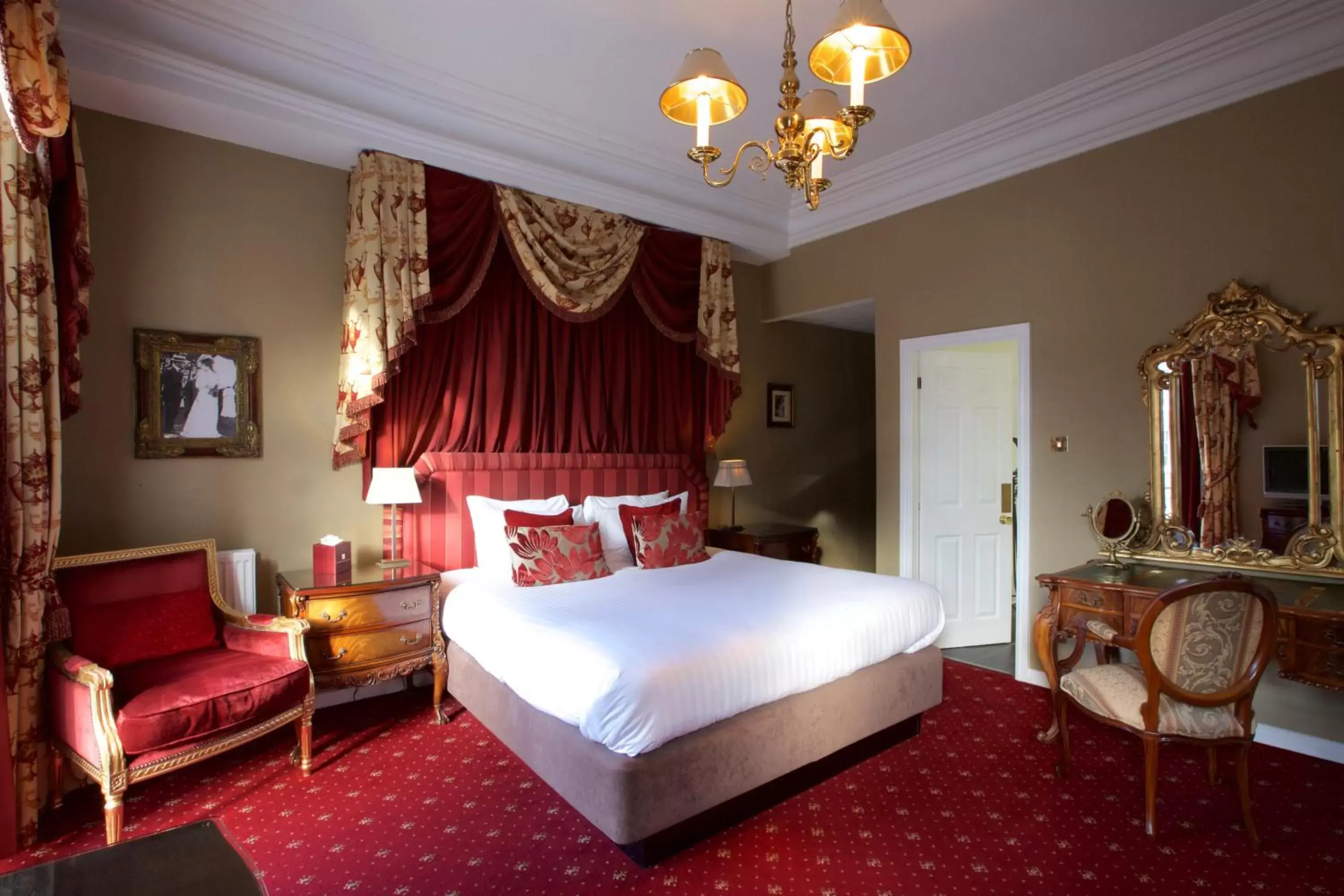 Photo of the whole room, Bed in The Queen at Chester Hotel, BW Premier Collection