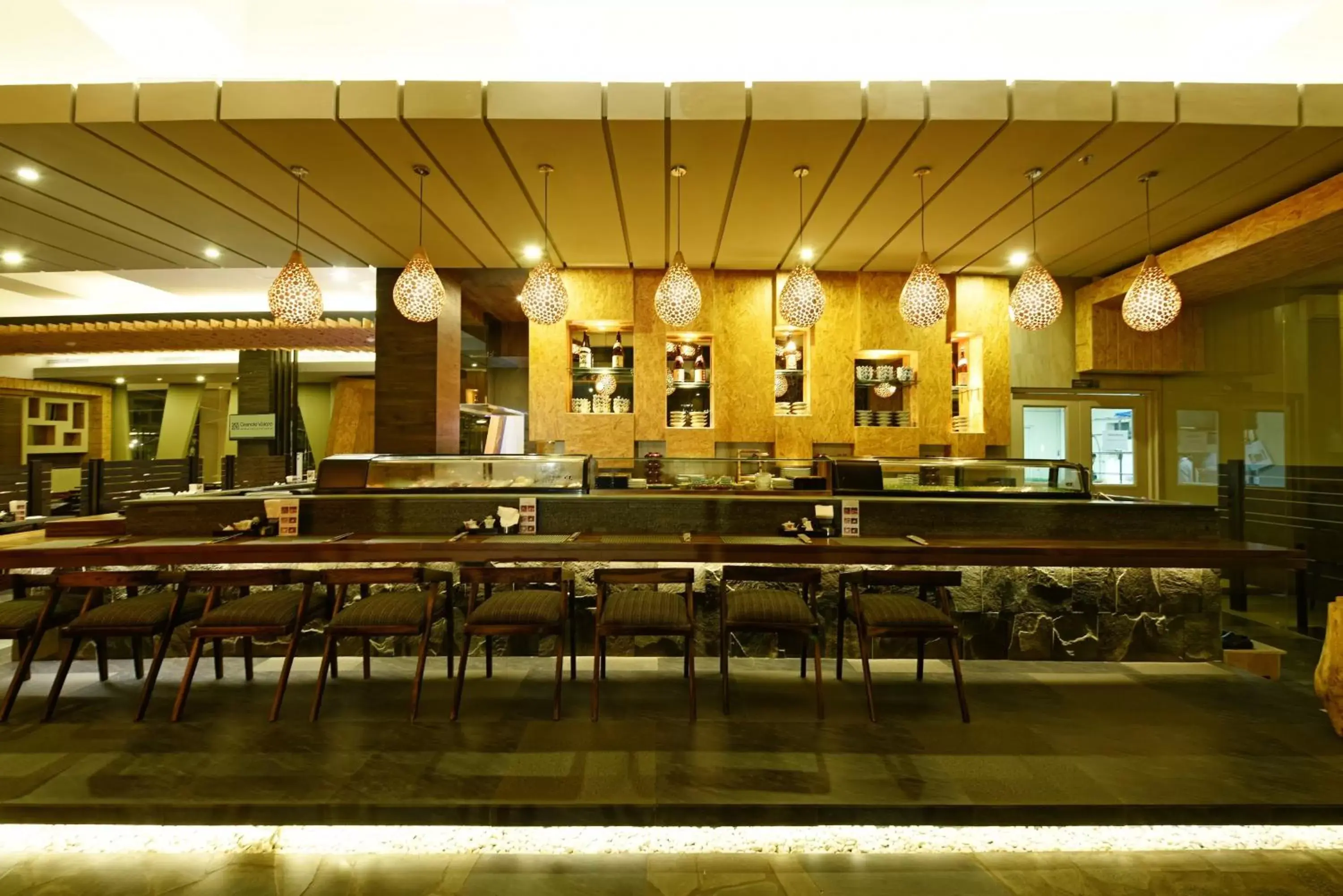 Restaurant/places to eat, Lounge/Bar in Holiday Inn Cikarang Jababeka, an IHG Hotel