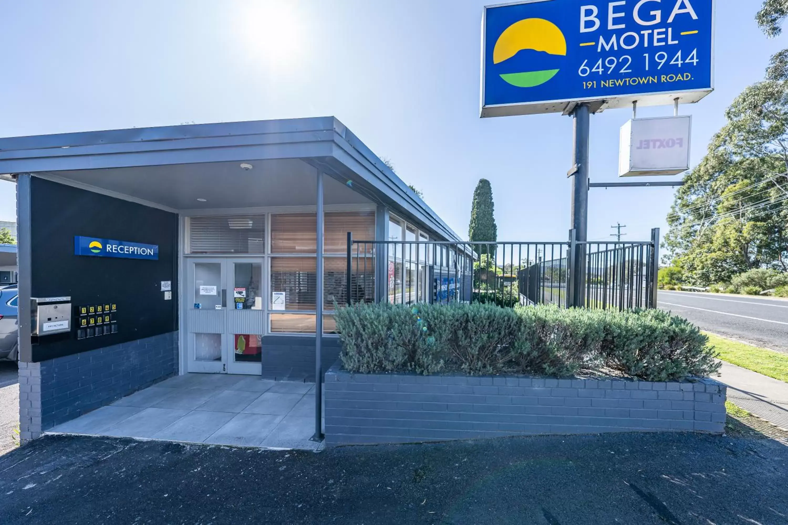 Lobby or reception, Property Logo/Sign in Bega Motel