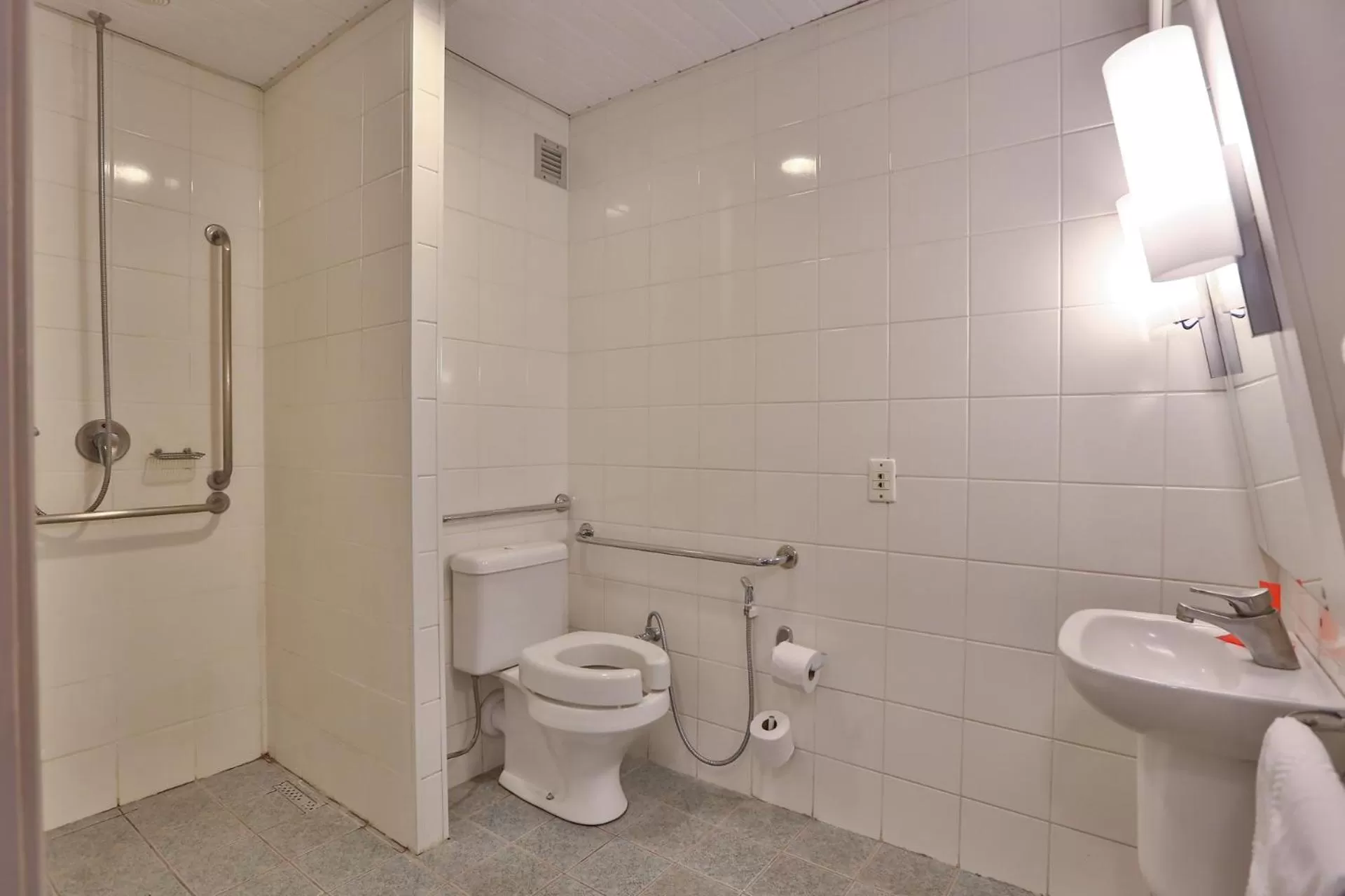 Facility for disabled guests in Ibis Maringa