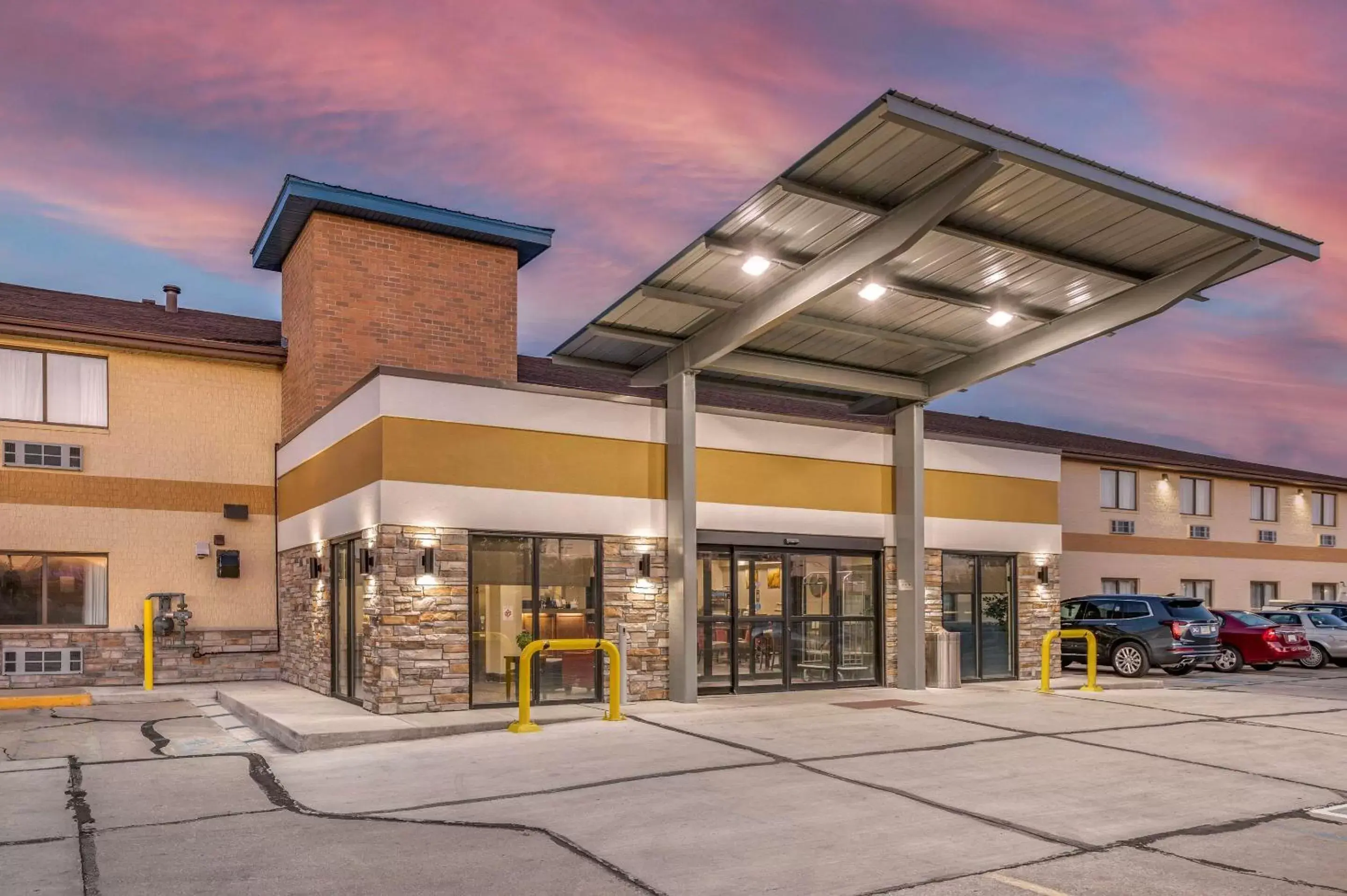 Property Building in Comfort Inn Near Kokomo Speedway