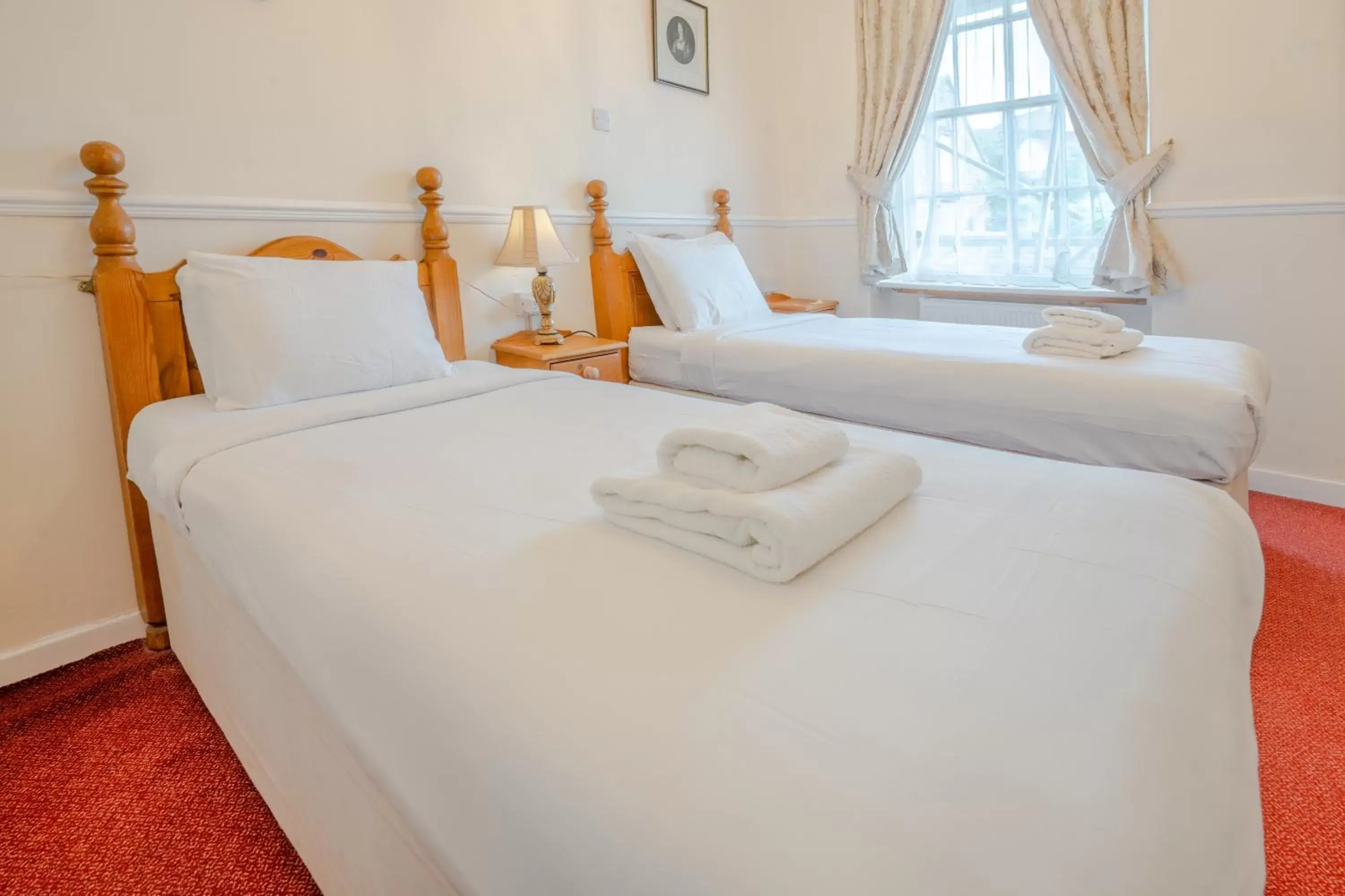 Standard Twin Room in Crown Hotel Cotswold Standard Twin Room in Crown Hotel Cotswold